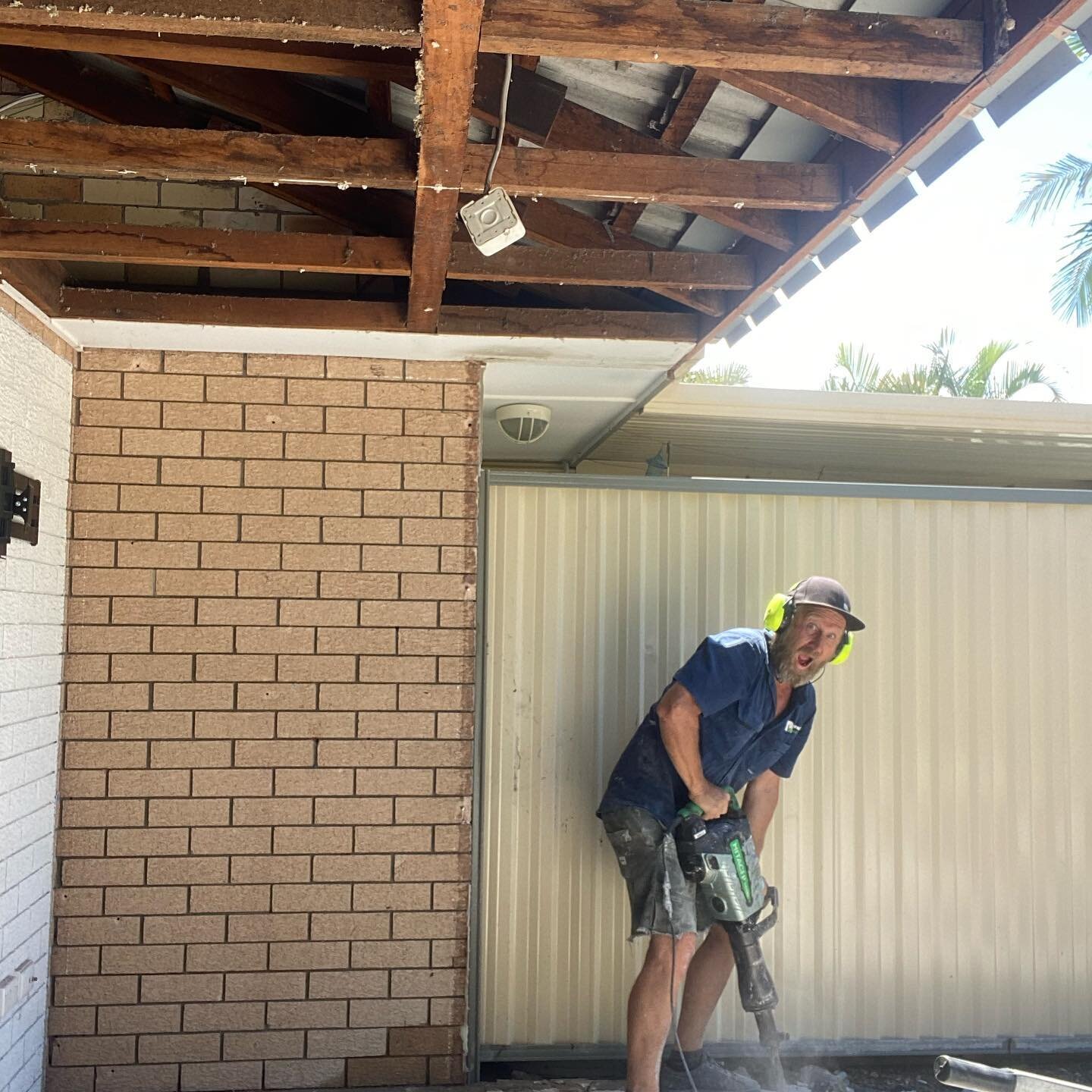 Nothing more exciting, than getting on a jack hammer....😜. #jackhammertherapy #currumbin #goldcoastbuilder