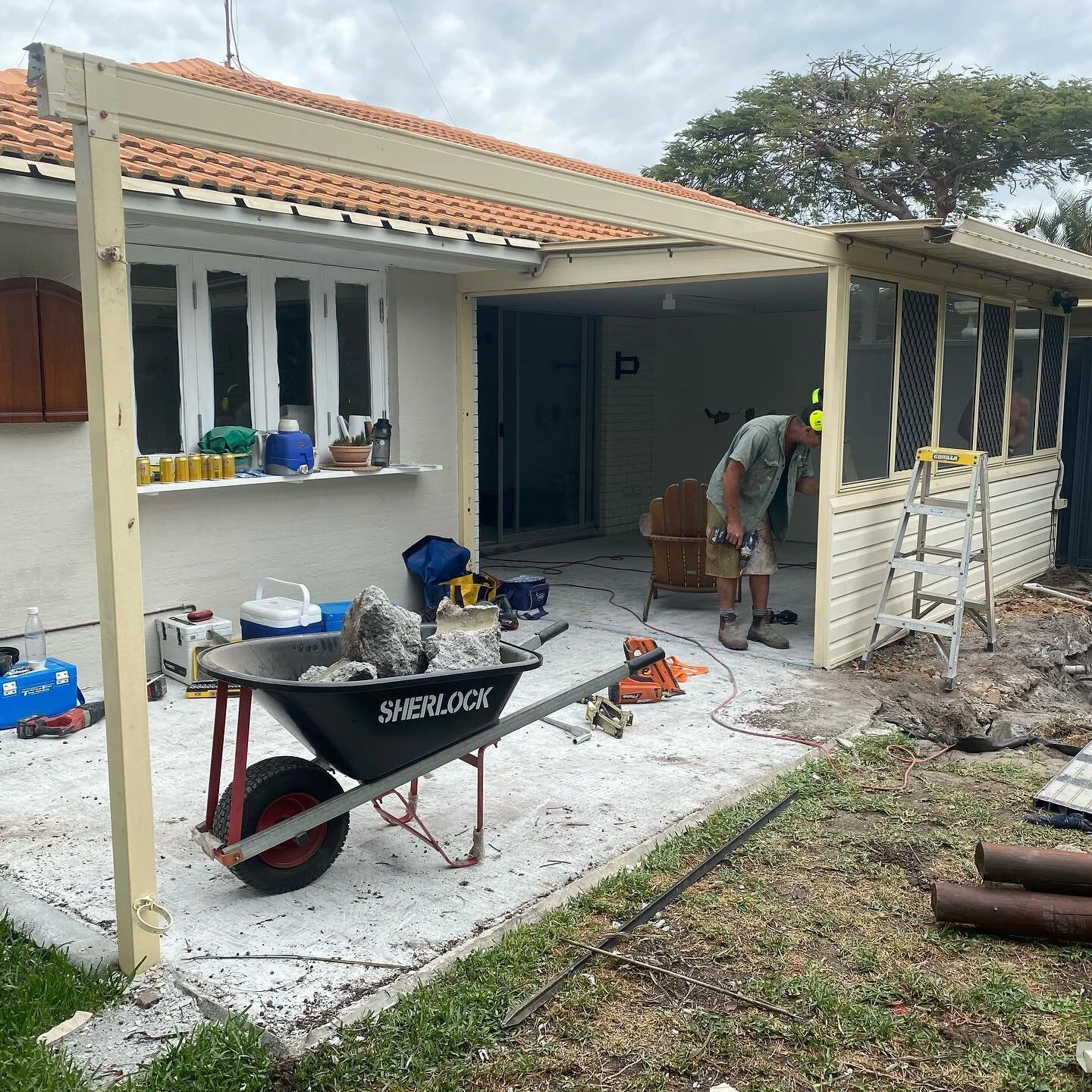 Demolition has just started for an awesome new renovation/extension at Miami. Out with the old...looking forward to the new @hellomeghan_ #builder #currumbin #goldcoast