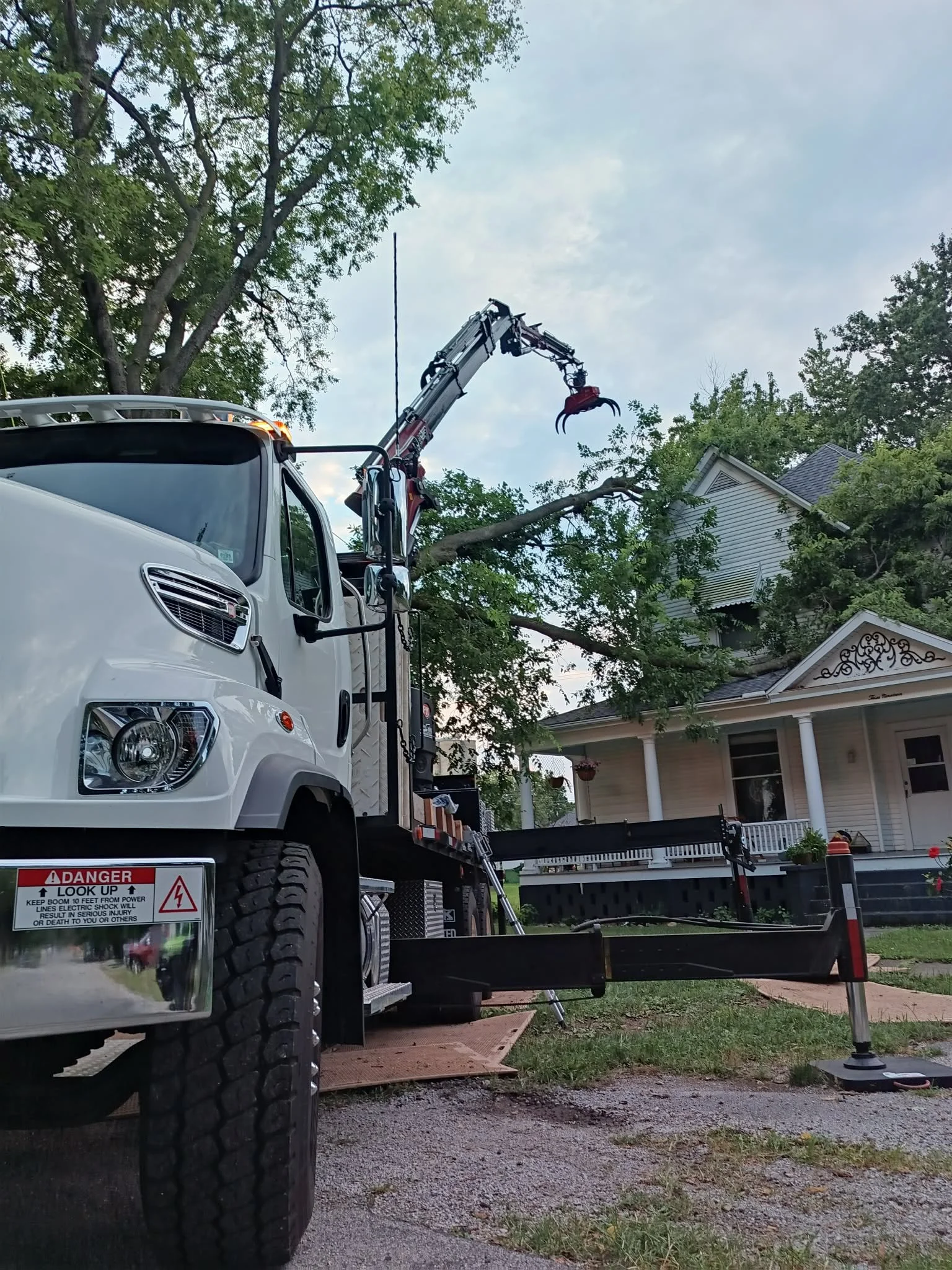 Emergency tree service with knuckleboom crane in moweaqua il