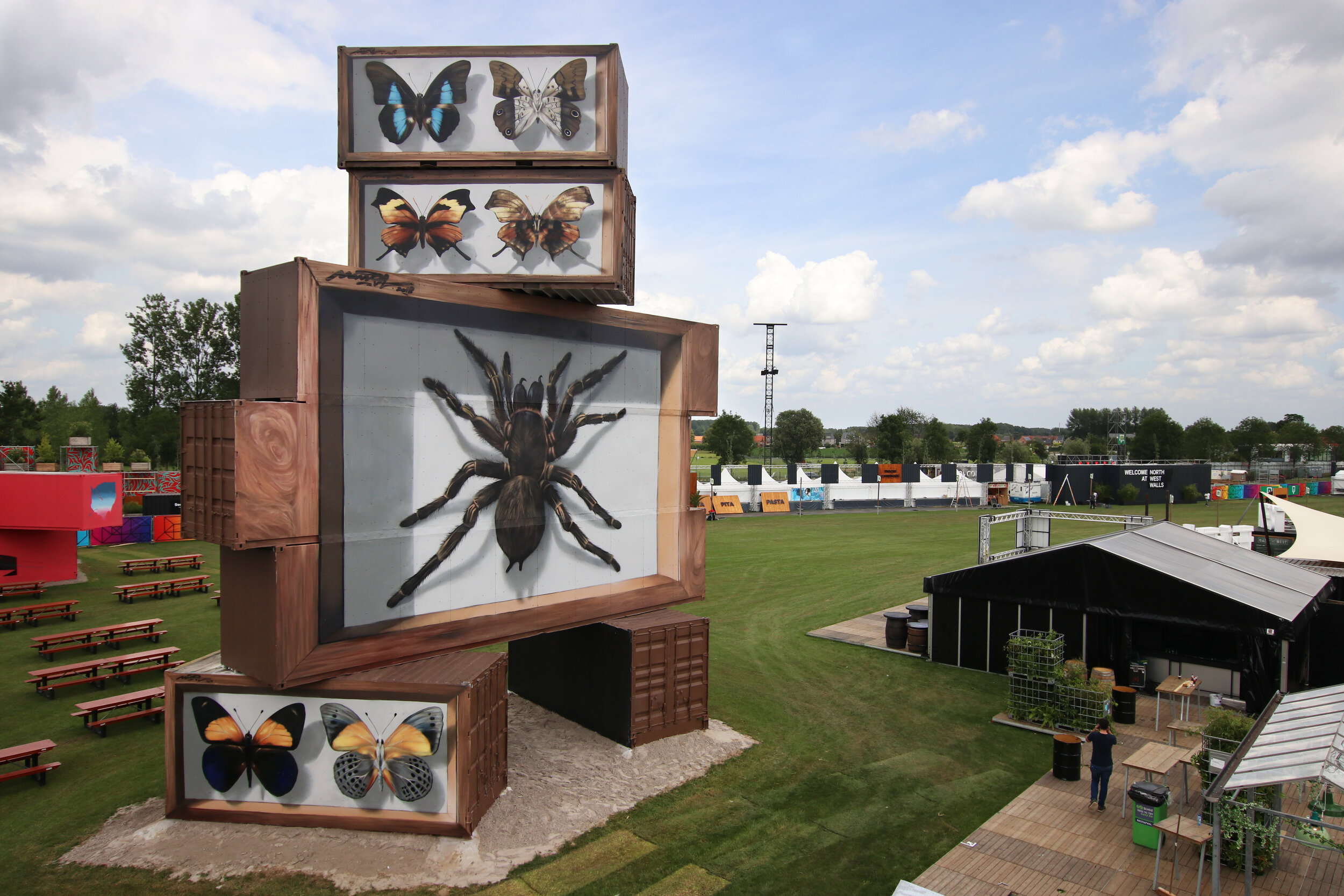 Entomolie Moderne, freestanding sculpture with paintings in Werchter Belgium, June 2018.JPG