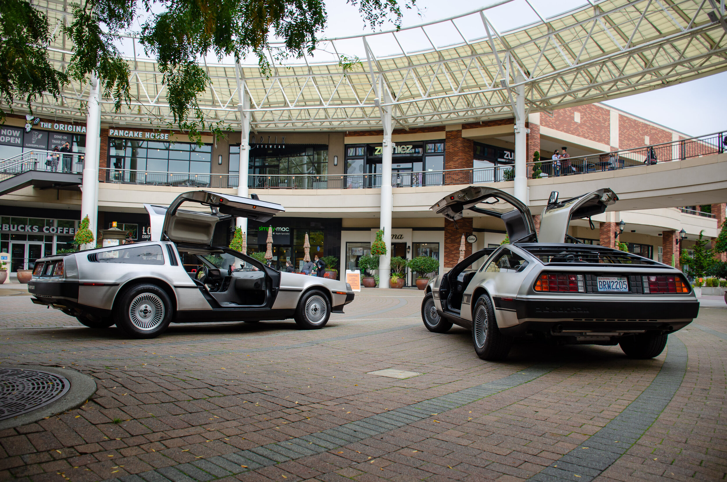 Dan O'Connell - DanOConnell_Photo116_DeLoreanPair.jpg