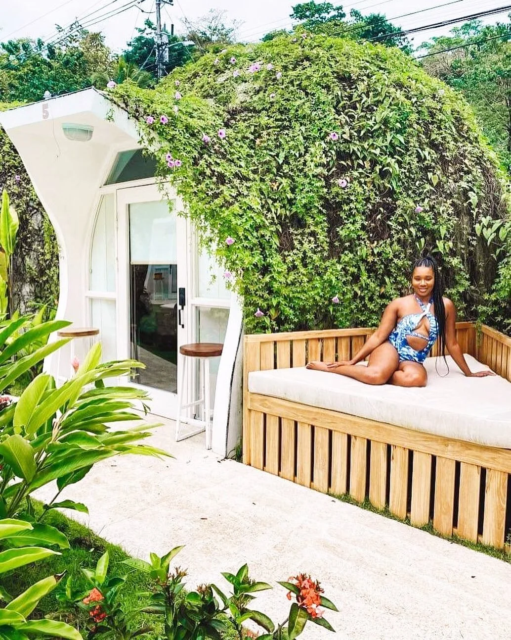 📍Manuel Antonio, Costa Rica 

💫Igloo Beach Lodge is one of the most unique hotels I&rsquo;ve ever stayed in. It was a 5 hour drive from Fortuna. I paid $230 to get here. 

💫The staff were extremely friendly and accommodating. The igloos were well 