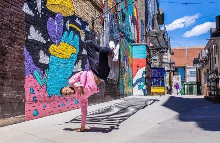 Just hanging around in Black Cat Alley 🤙 

🎨 Heart on a Platter by @bigshotrobot
📷 @elora_the_explorer