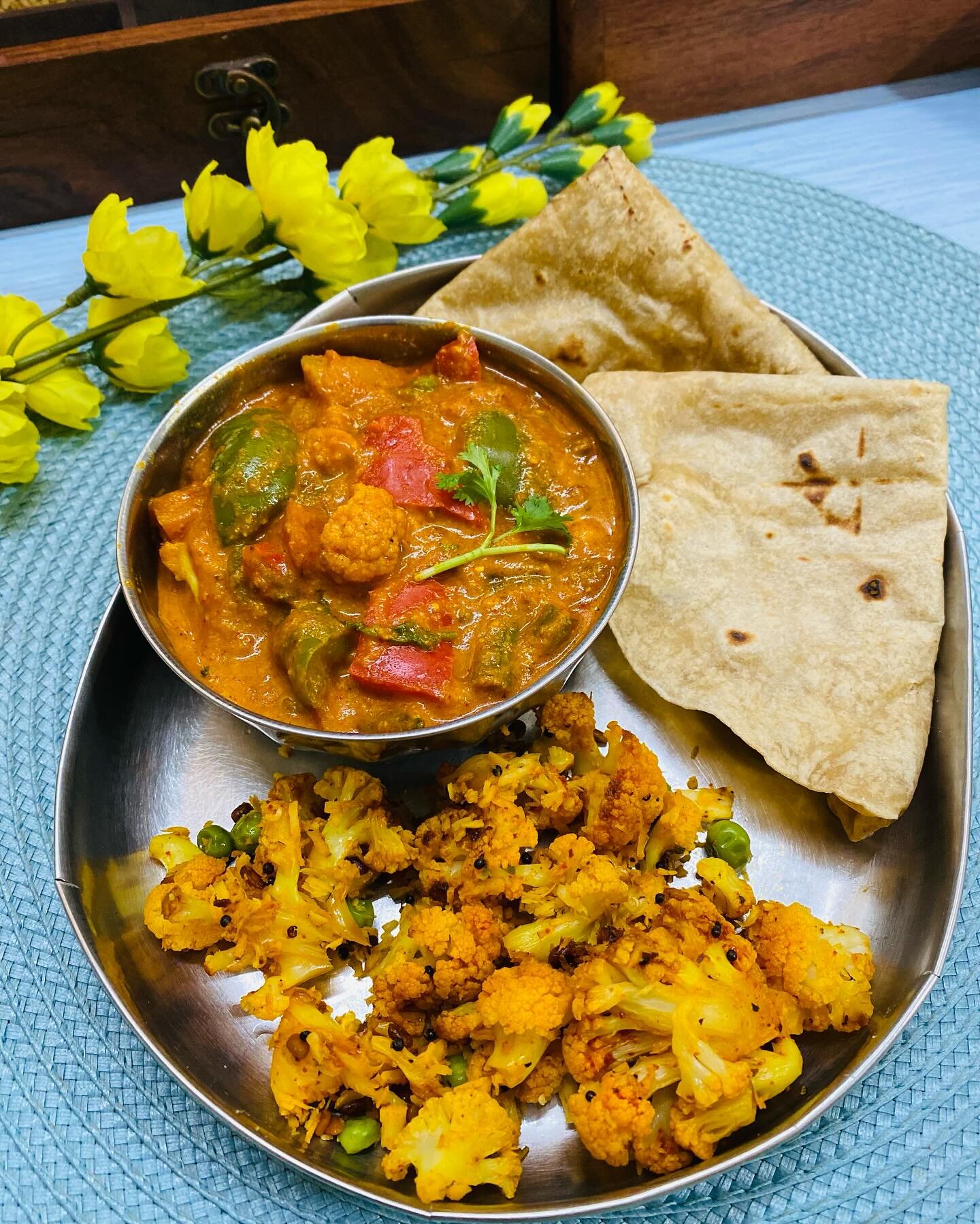 Lunch 🥙 

🍀phulkas 
🍀Veggie loaded makhanwala 😋
🍀cauliflower stirfry 
🍀curd 
#youreverydaycook
#lunchtime
#vegmakhanwala 
#makhani 
#sidedishes  #lunchkuenna 
#lunchtime🍴