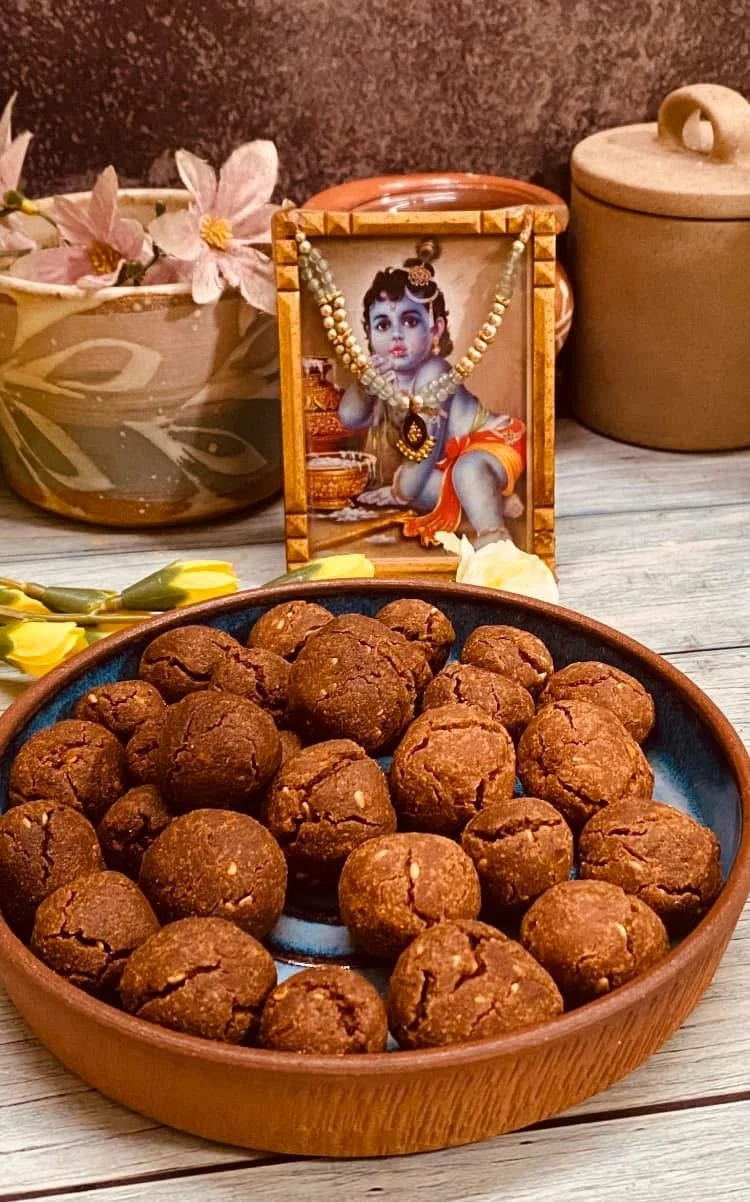 Vella Cheedai Recipe – crispy Sweet Rice Balls for Krishna Jayanthi (Gokulashtami)