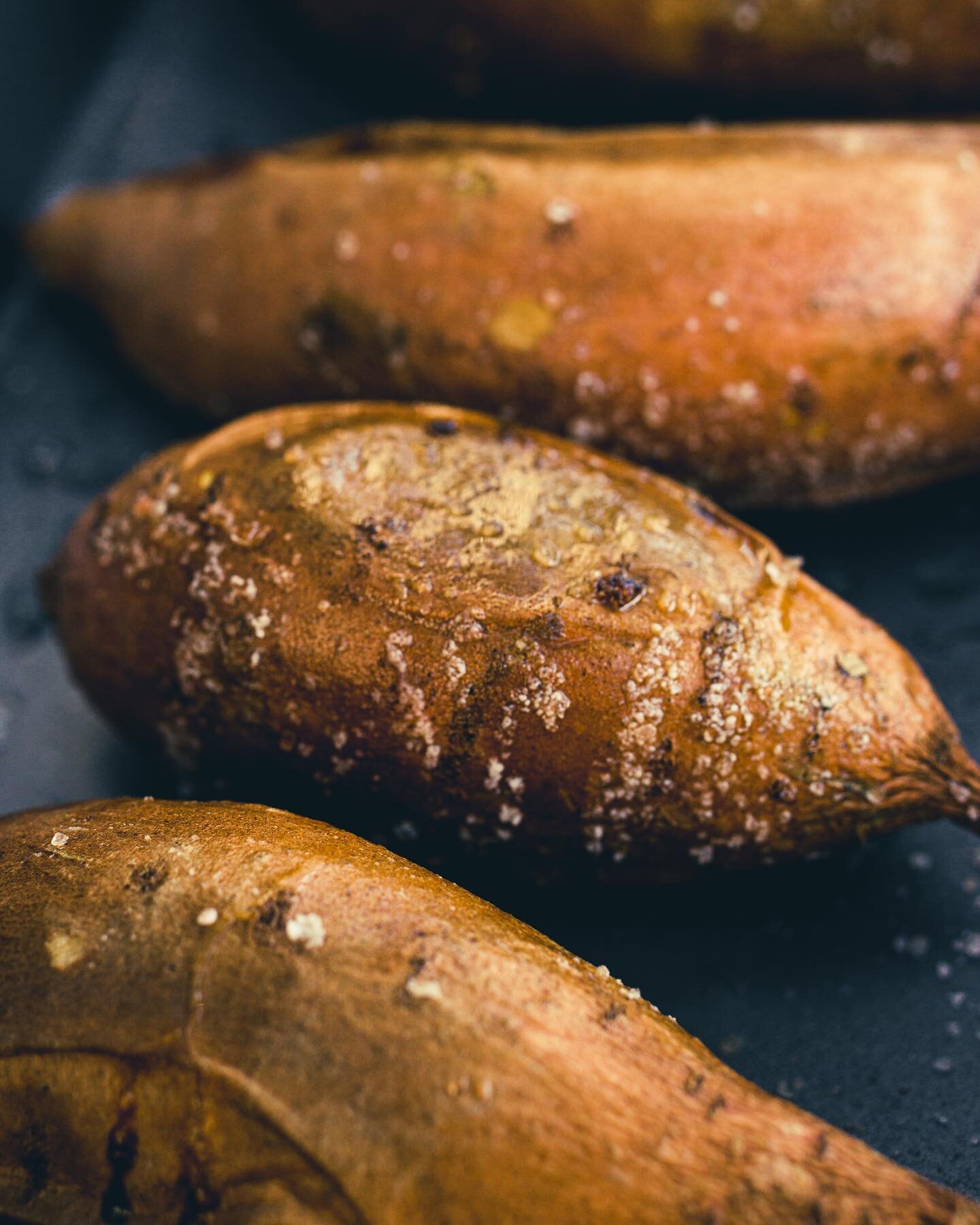 Sweet &amp; salty, dat is een match-made-in-heaven. Onze gepofte zoete aardappel is zo gemakkelijk en smakelijk. 

Je moet je patat niet schillen of snijden. Gewoon lekker inwrijven met olijfolie en grof zeezout. Hop, de oven in en klaar! 

Deze zijn