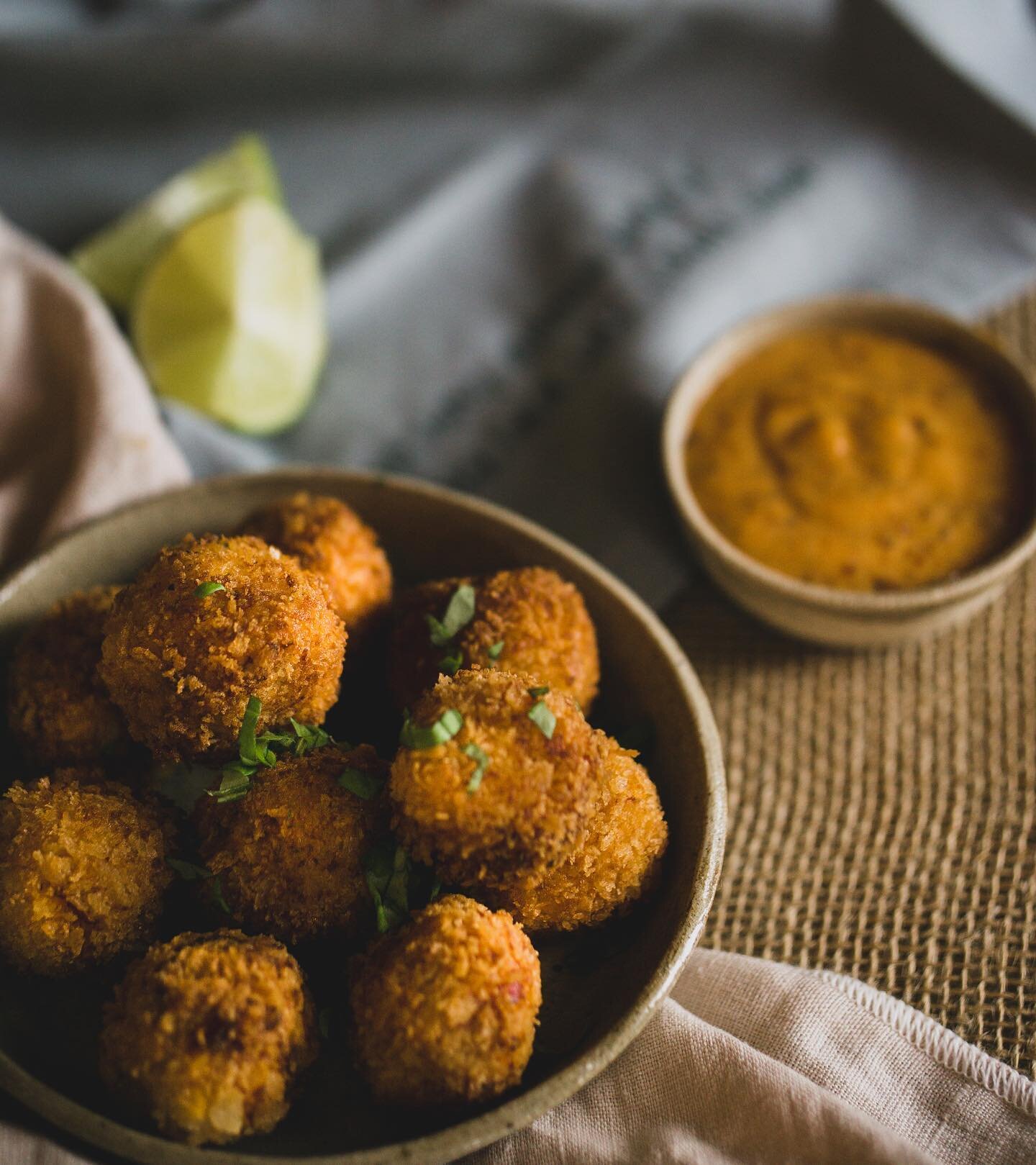 Aperitieven, lekker keuvelen en bijpraten. Het leukste onderdeel van kerst. Deze kroketjes kunnen niet ontbreken. Ze zijn simpel om te maken, en bijzonder lekker! Wij zijn er zeker van dat ze in de smaak gaan vallen.

Zoete aardappel, parmezaan en ch