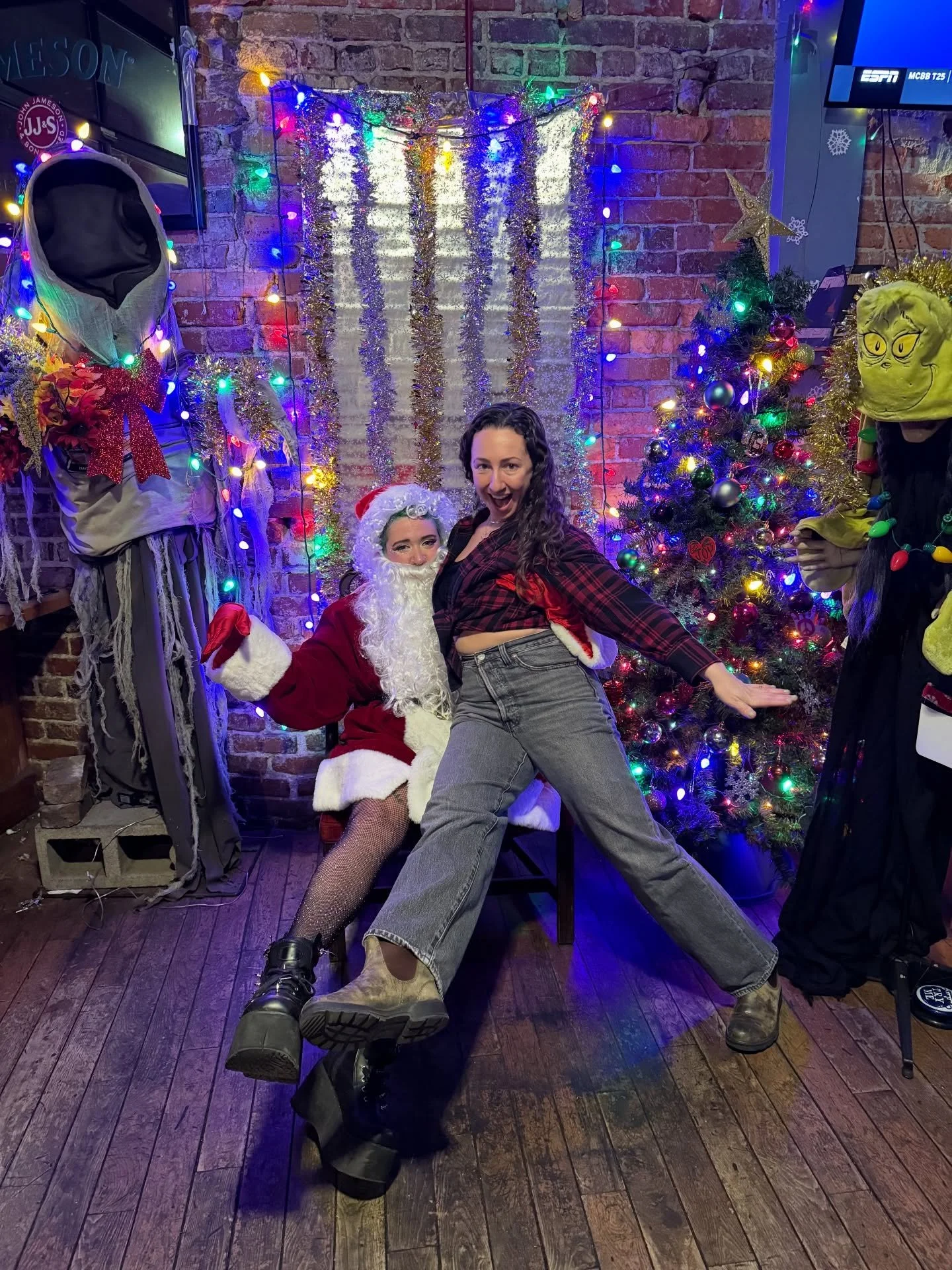 🎅🏽✨Thank you all for coming out and getting in the holiday spirit with us for our Santa King Clause meet and greet and craft market! Also special thanks to our vendors and @mountainmamacuriosities for throwing an awesome local craft market!✨😘 and 