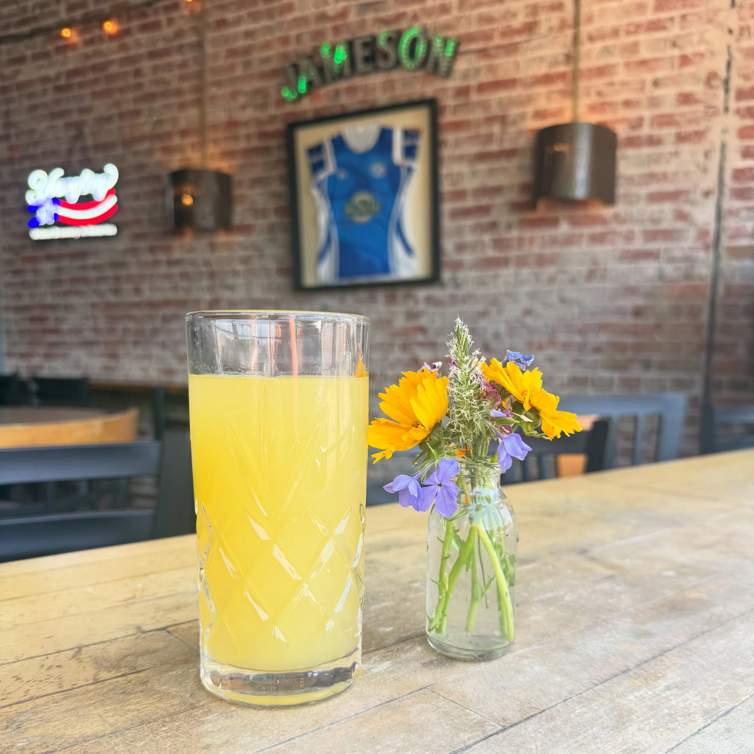 Happy Sunday!🍾💐 it&rsquo;s a perfect day for strolling Haywood, people watching, and getting some sun. Stop by your favorite neighborhood pub for dollar off Bloody Mary&rsquo;s and mimosas🤘🏽