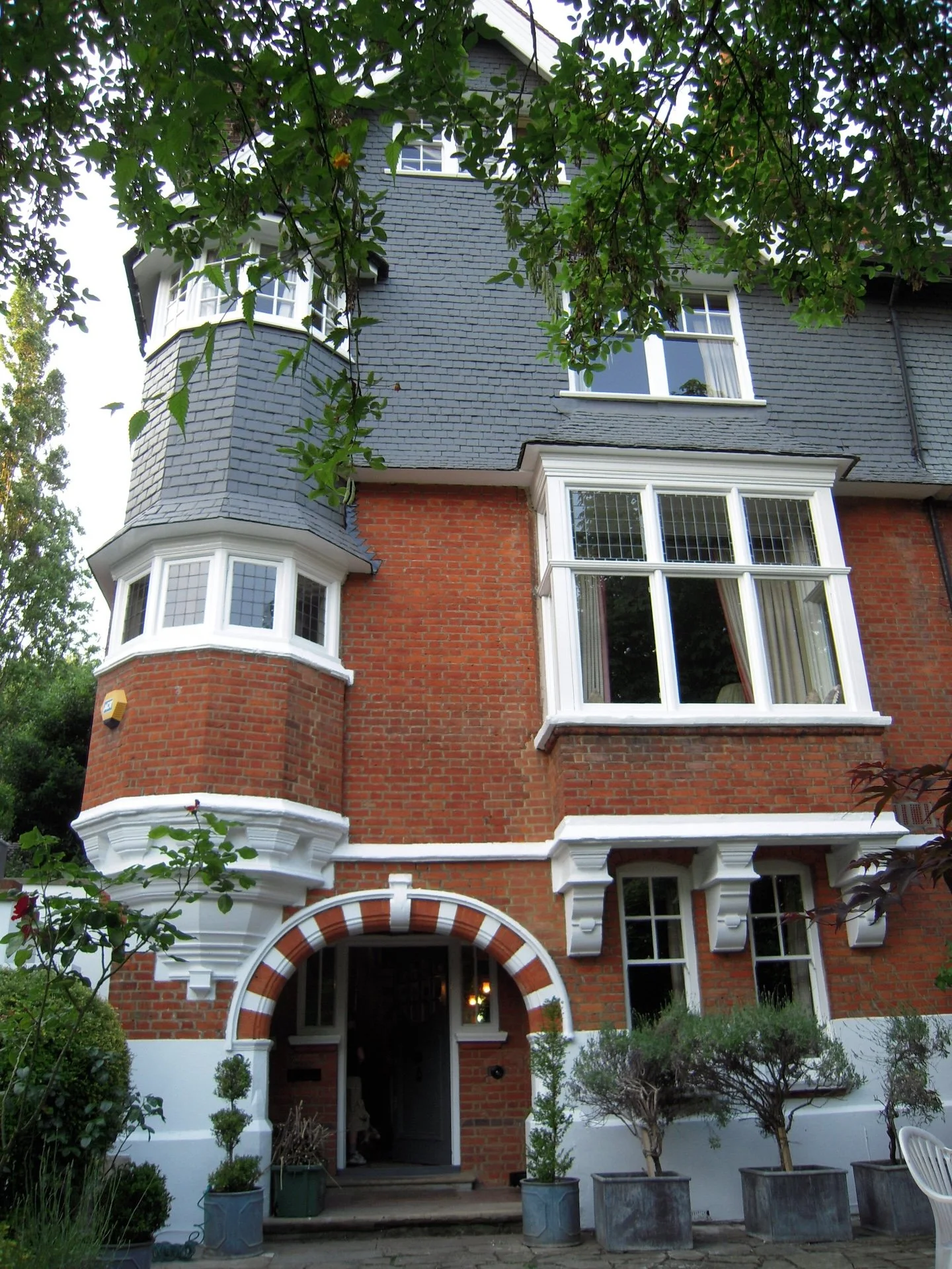A house in England. Photograph by Ian Ellingham.