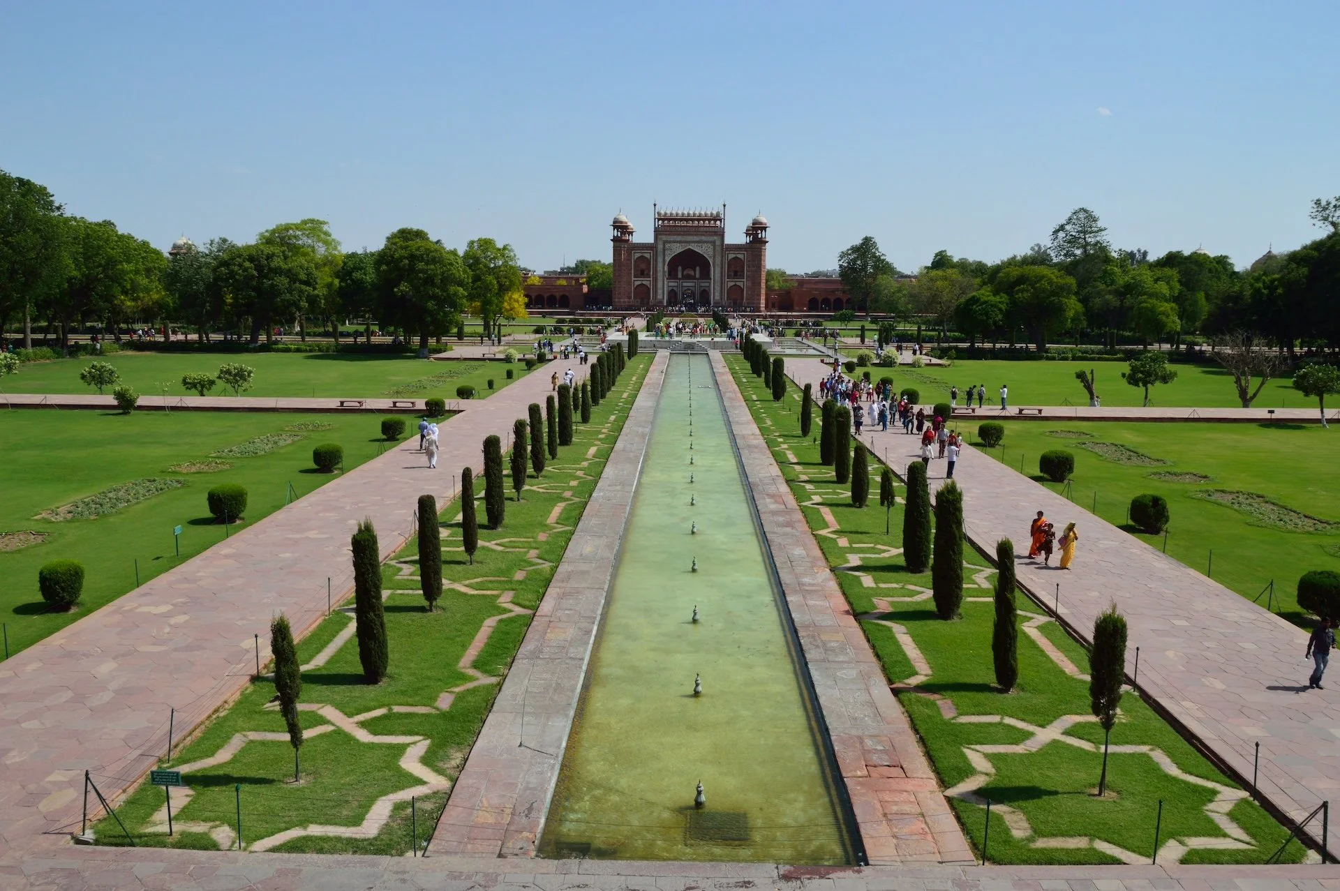 Charbagh Garden and the main gateway of the Taj Mahal complex, viewed from the north. Photograph by Biswarup Ganguly, Wikimedia Commons.