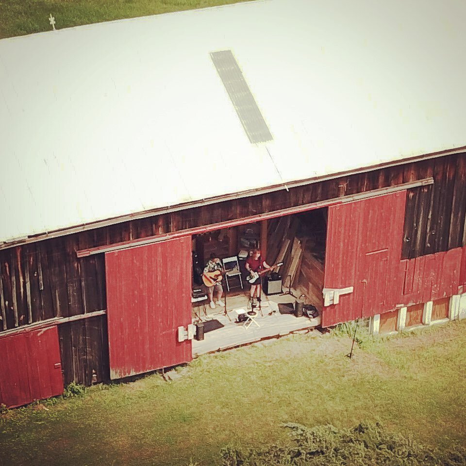 Up on the #barnstage this weekend! #rockandroll #acousticguitar #acousticrock #martinguitar #martinguitars #rickenbacker #rickenbackerbass #peacemotorcyclesrockandroll #homerecording #diyrecording #barn #barndoor #barndoors