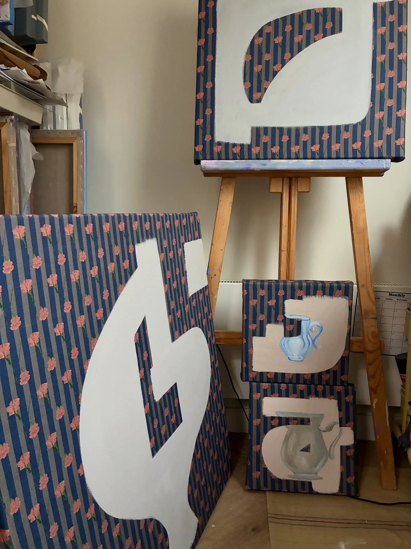 As the new pieces emerge from the canvases, I&rsquo;m here to show you the backstage of the still life I&rsquo;ve created for these four new works. You can spot Brazilian milk jugs, as well as a metal one, and a rare plate from a French vintage colle