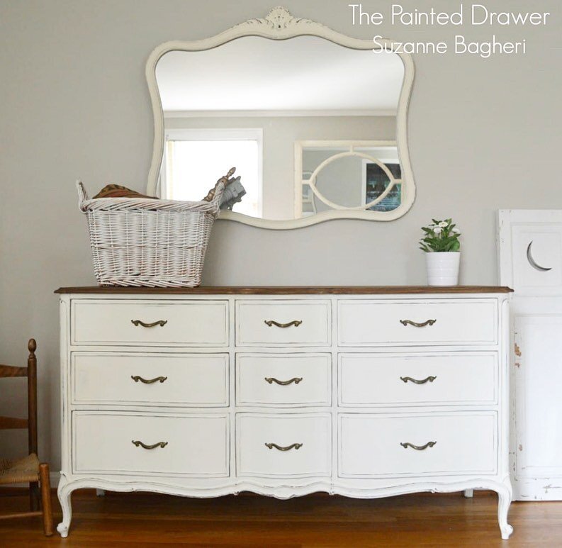 A beautiful vintage Drexel dresser painted in soft whites with the original top refinished. A classic! @drexelfurniture #vintagefurniture #paintedfurniture #painted #paintedchestofdrawers #chalkpaint #furnitureflip #beforeandafter #zibraweeklypick #l