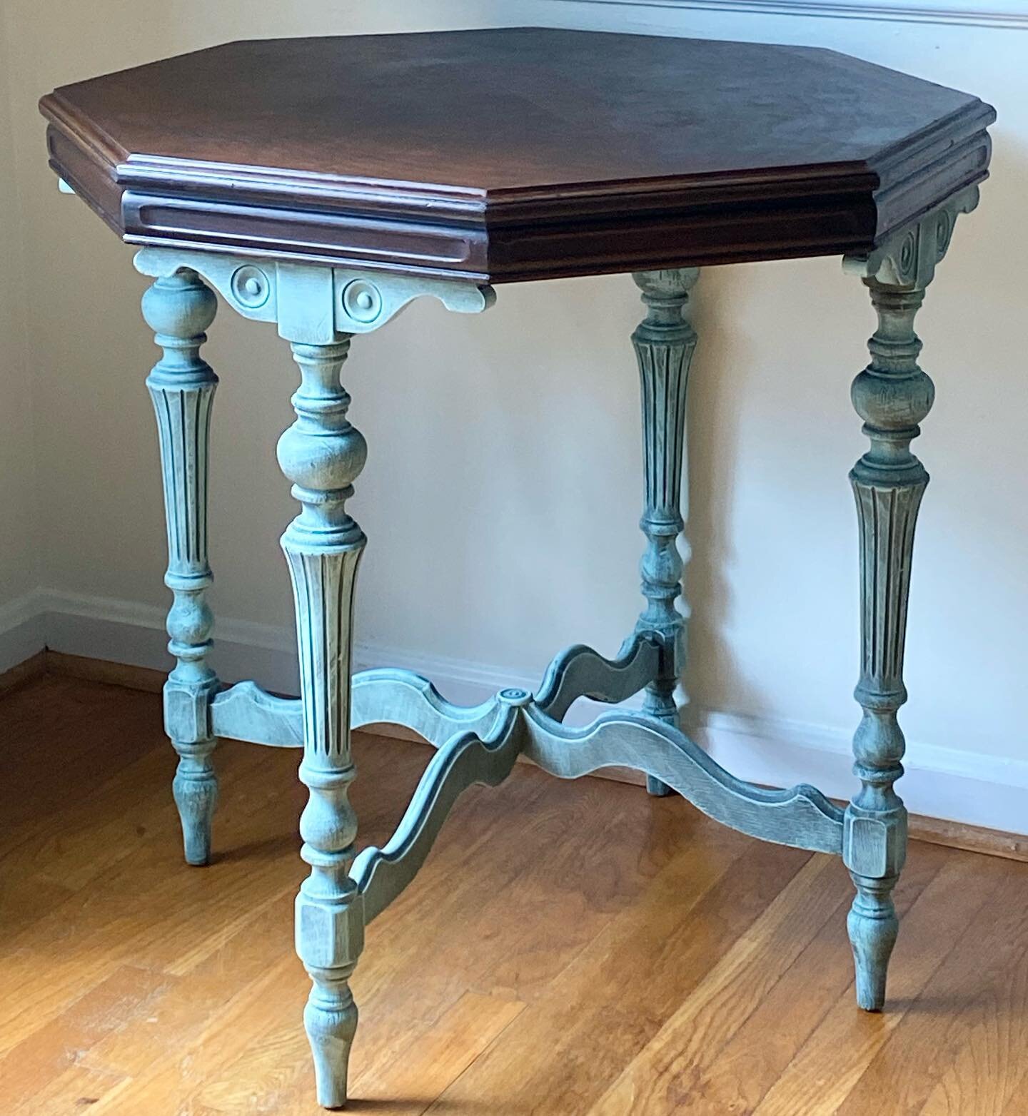 I found this beat up table at the thrift store and I knew it was going to be gorgeous! Head over to my YouTube channel for the full before and after tutorial! Layered paints and gel stains worked magic! @dixiebellepaint Collard Greens @silkmineralpai