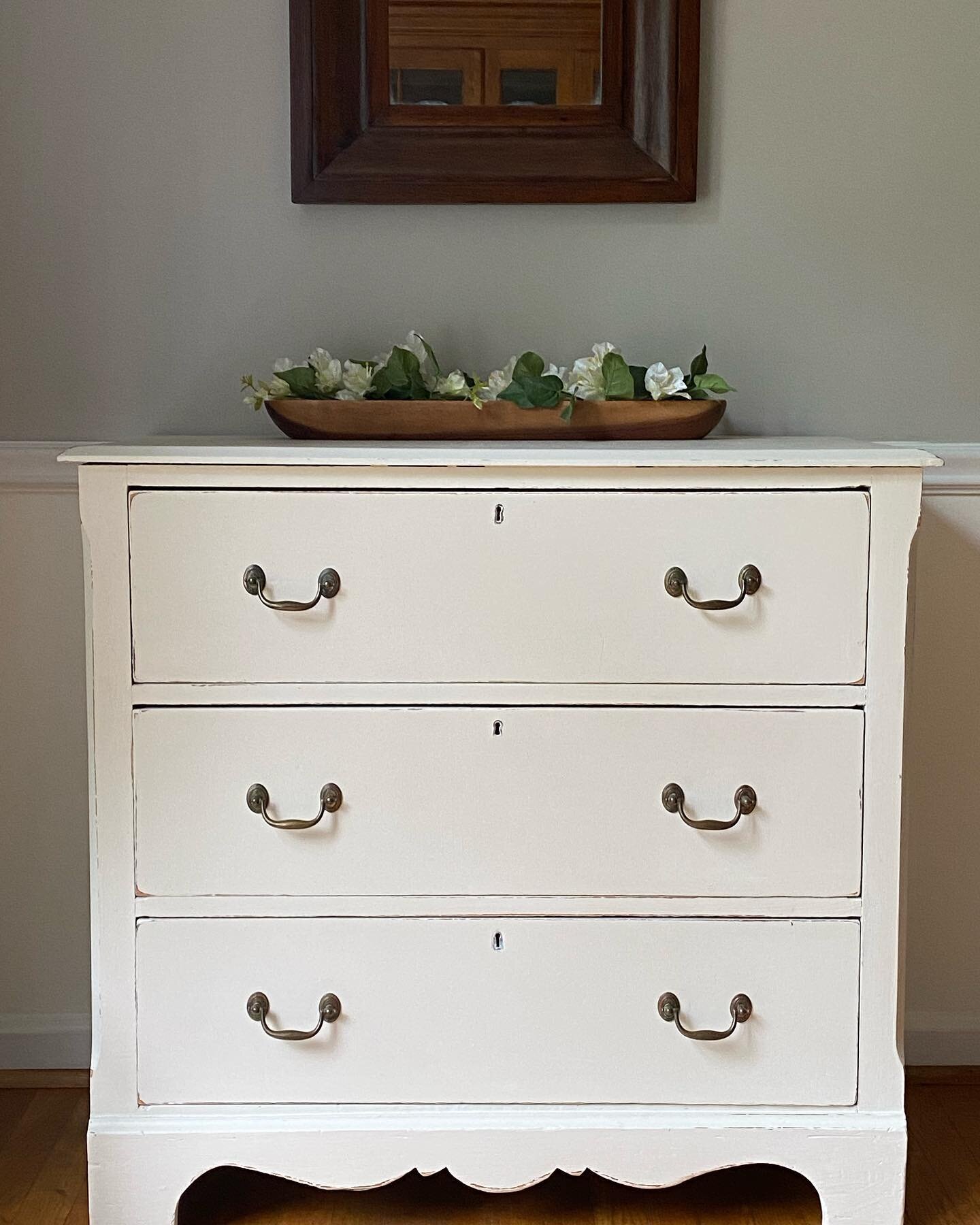 A sweet cottagecore dresser painted in @dixiebellepaint Chalk Mineral Paint and the mirror in No Pain Gel Stain! #dropcloth #walnutgelstain #clearwax #cottagedecor #cottagestyle #cottage #painted #furniture #dresser #white #distressed #zibraweeklypic