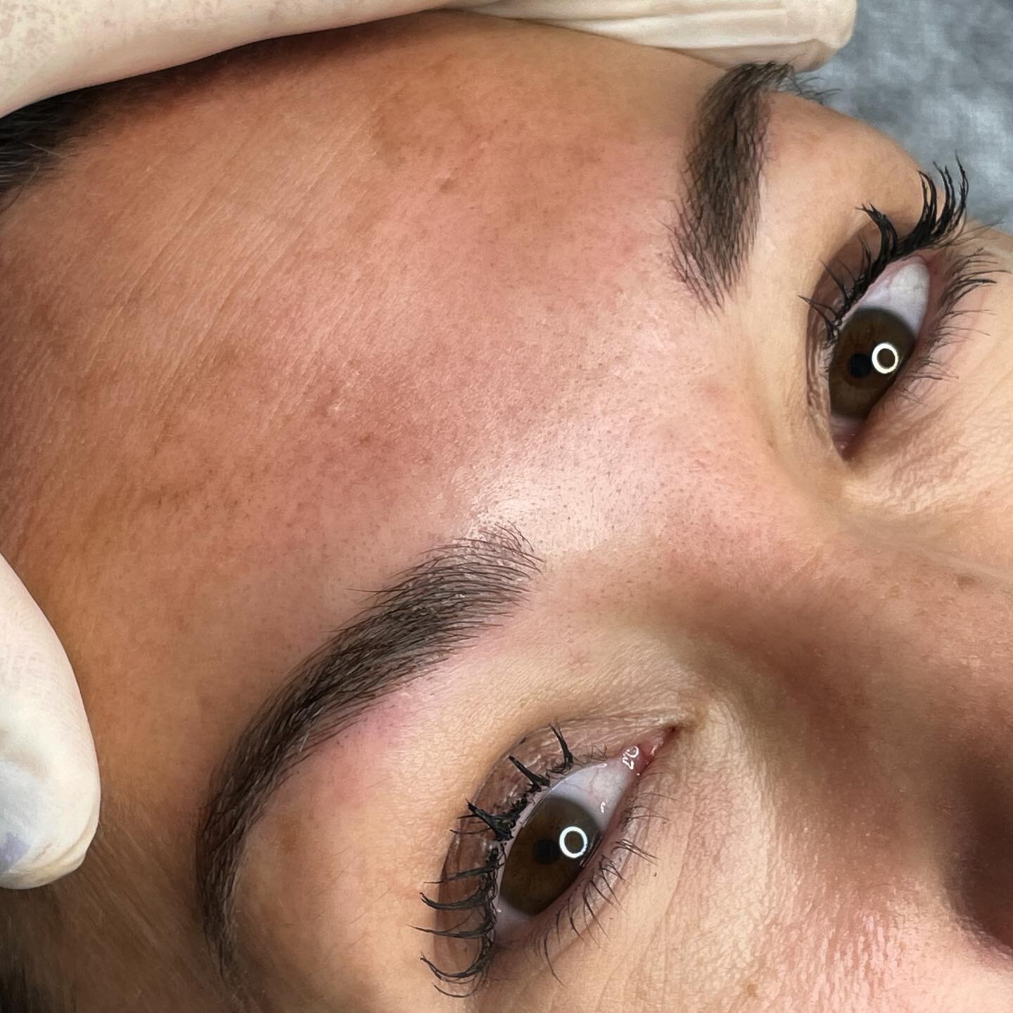 M i c r o b l a d i n g 
F e a t h e r T o u c h B r o w s🪶 
H a i r s t r o k e T a t t o o 

Barely there, hidden in your brow line, fine lines are added to give support to your existing hairs. 
A natural brow look for the discerning client.

Brow