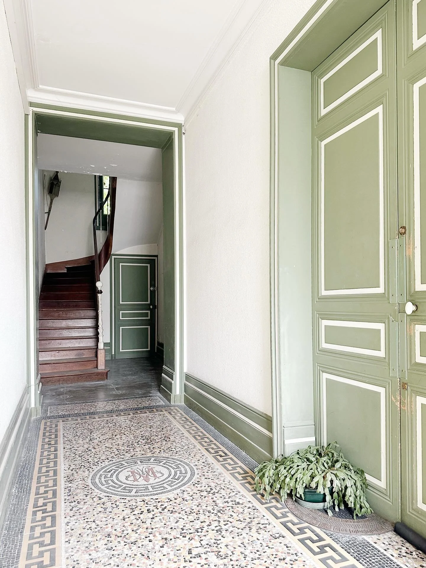 Projet Foch 🤩
.
Un h&ocirc;tel particulier plein de charme &agrave; r&eacute;nover ✨
➡️ Ma mission : repenser enti&egrave;rement l&rsquo;agencement des 1er et 2ᵉ &eacute;tages pour y cr&eacute;er deux appartements par niveau, tout en isolant, remett