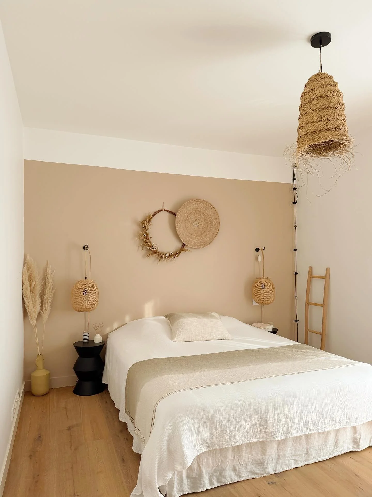 ✨ Projet Margue ✨
Sur ce projet, l&rsquo;objectif &eacute;tait clair : transformer une chambre d&rsquo;amis assez froide en un espace accueillant et coh&eacute;rent avec l&rsquo;esprit d&rsquo;une maison de vacances en bord de mer.

Le choix du mur b