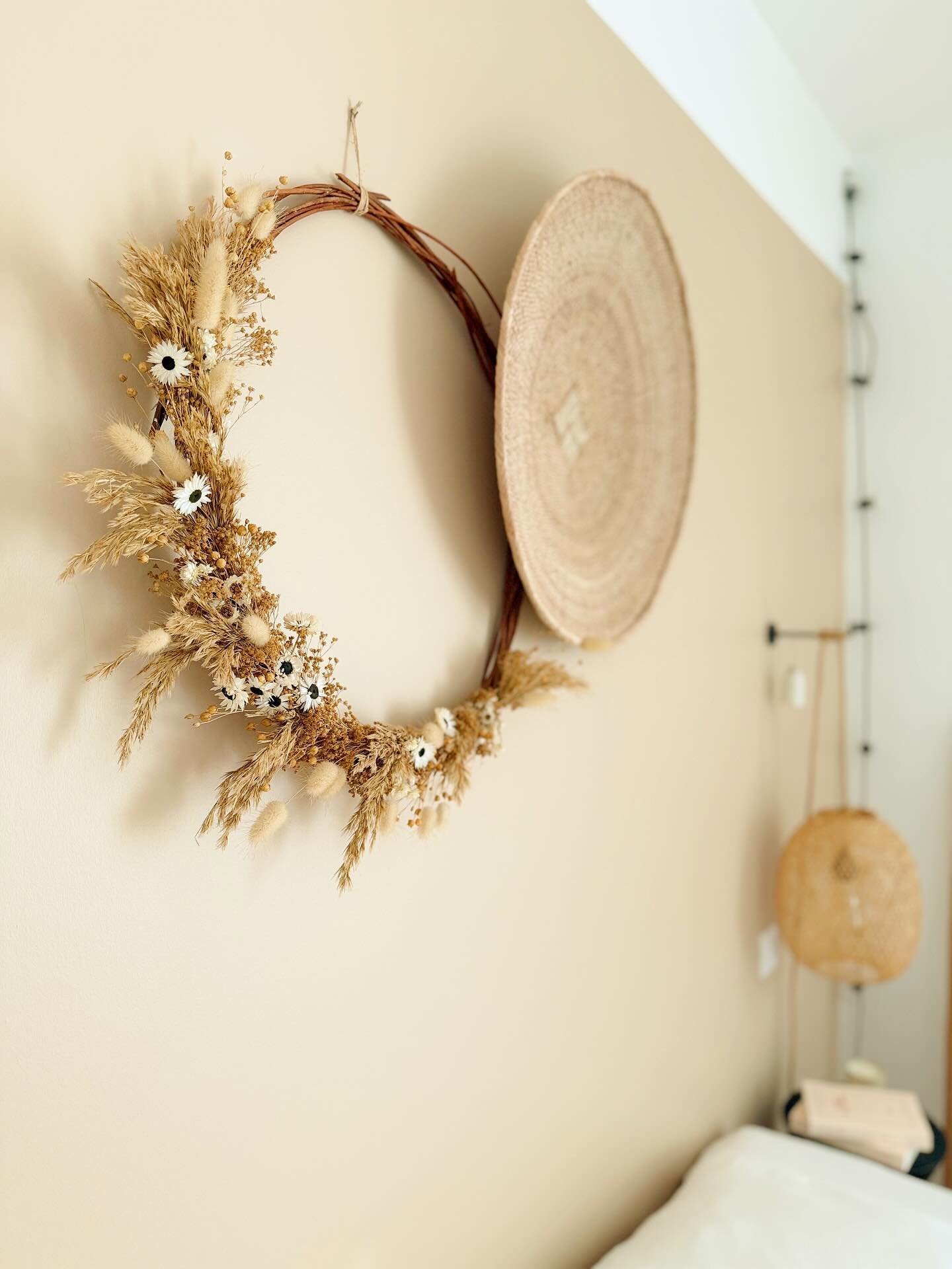 D&eacute;tails ✨
.
Couronne @atelier.aimer 
Deco murale @bleunomade.bzh 
Chevet / Tabouret @am.pm 
Vase au sol (avec fleurs de pampa) @eniamor.souk 
Baladeuse @lepetitflorilege