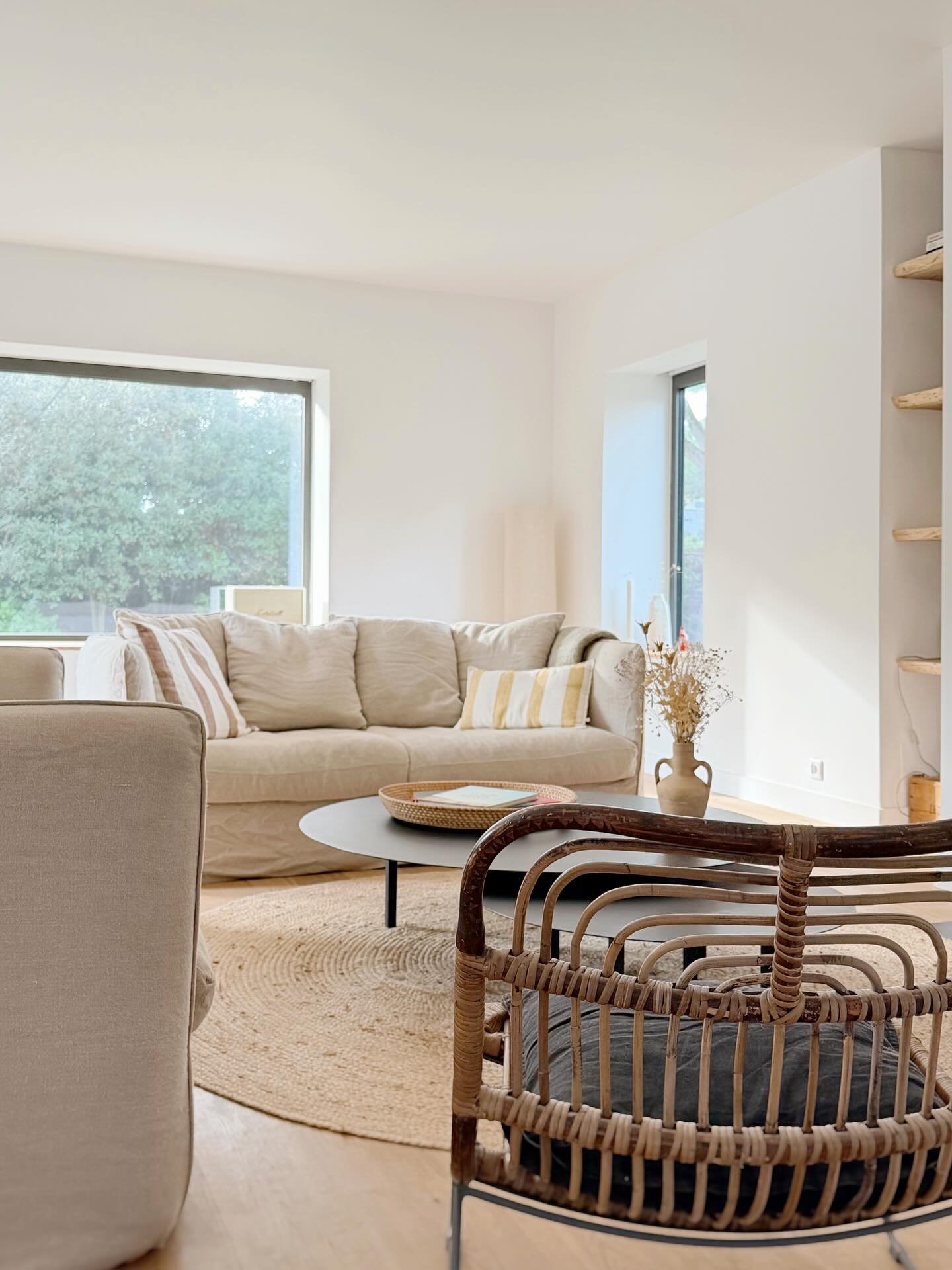 Projet Margue ☀️
Une grande fen&ecirc;tre fixe comme un tableau sur la nature 🌿

Canap&eacute;s et tapis @am.pm 
Coussins @gabrielle.paris 
Tables basses @serax_official 
Fauteuil @housedoctorcom 

_______

#26juin #architectureinterieure #d&eacute;