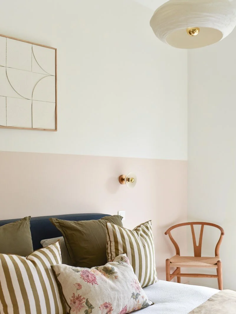 Projet Peltier &ndash; La chambre parentale ✨

&ndash; B&eacute;ton cir&eacute; @idealwork_official, nuance Tortora
&ndash; Peinture Soubassement et Dressing, Nuance Pink Ground, @farrowandball 
&ndash; Luminaires d&eacute;licats @enamoura_ et @selec