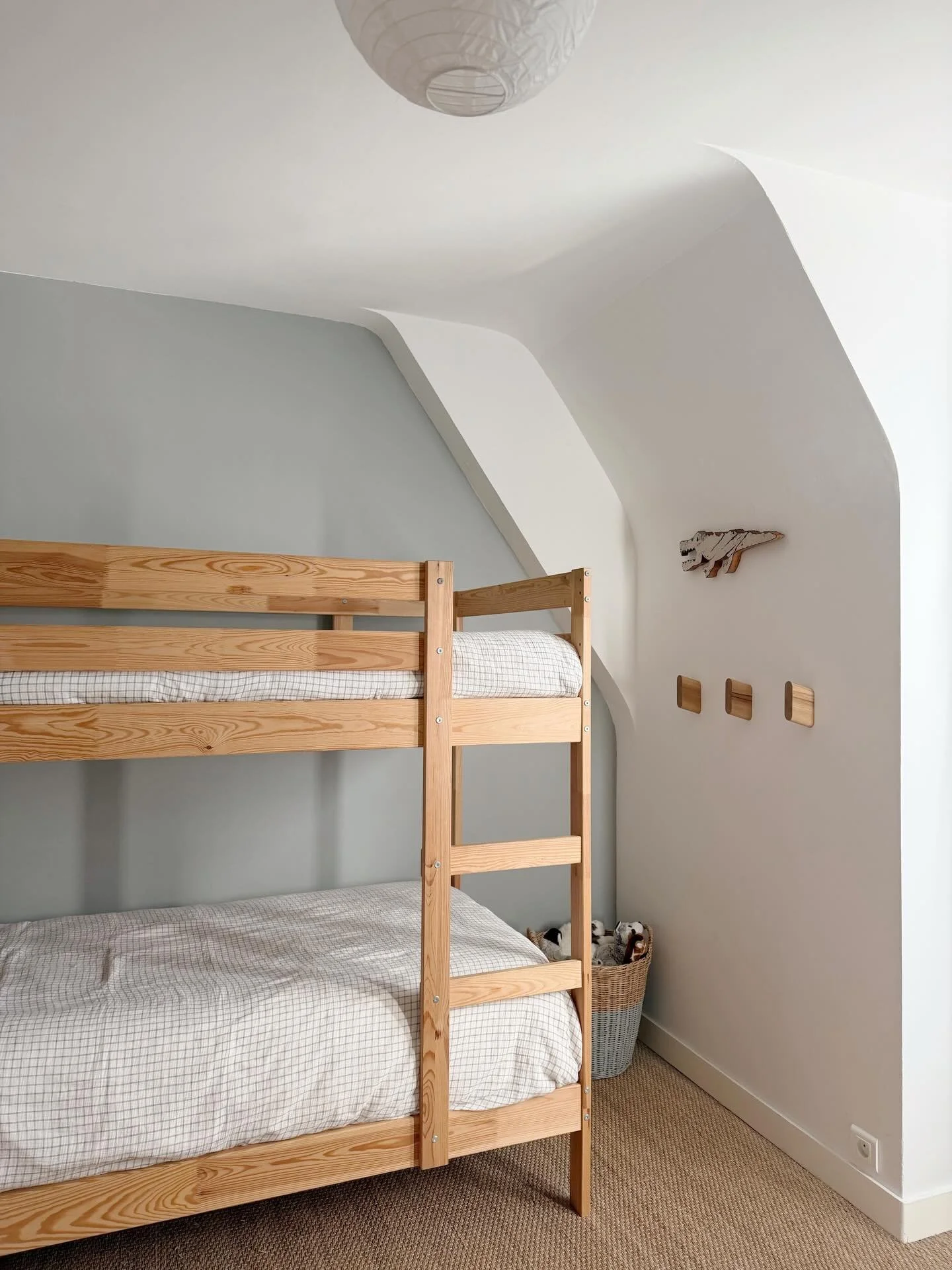 Un peu de couleur (bis) ✨

J&rsquo;avais imagin&eacute; un ocre.
Un camel.
Un bronze.
Des rayures, peut-&ecirc;tre.

Mais mon mini client en a d&eacute;cid&eacute; autrement 🤭

Ce sera finalement un bleu.
Ni trop layette.
Ni gris.
Juste comme il fau