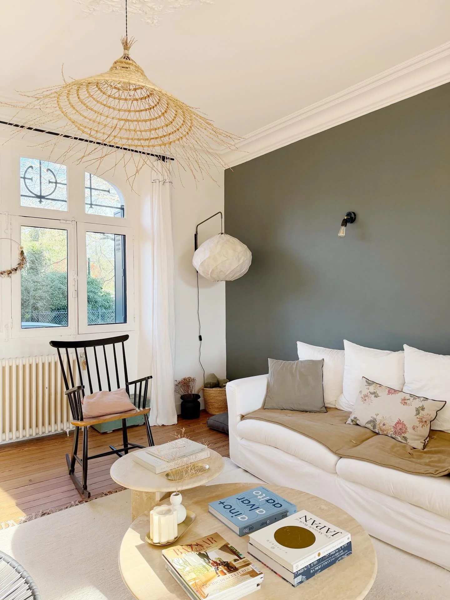 Ce soleil ! ☀️✨

Et au passage, j&rsquo;ai enfin re&ccedil;u cette belle suspension qui me faisait de l&rsquo;&oelig;il depuis tr&egrave;&egrave;&egrave;s longtemps (mon cadeau de No&euml;l 😉)
Adieu le lampadaire pour une ambiance plus chaleureuse ✨