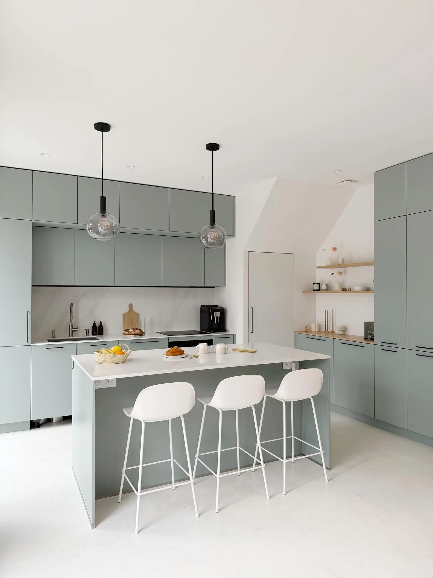 Projet Chapus &ndash; La cuisine

C&rsquo;est par cet espace que d&eacute;bute la pr&eacute;sentation du projet, avant de vous d&eacute;voiler les autres pi&egrave;ces dans les prochains posts.

La maison a &eacute;t&eacute; enti&egrave;rement r&eacu