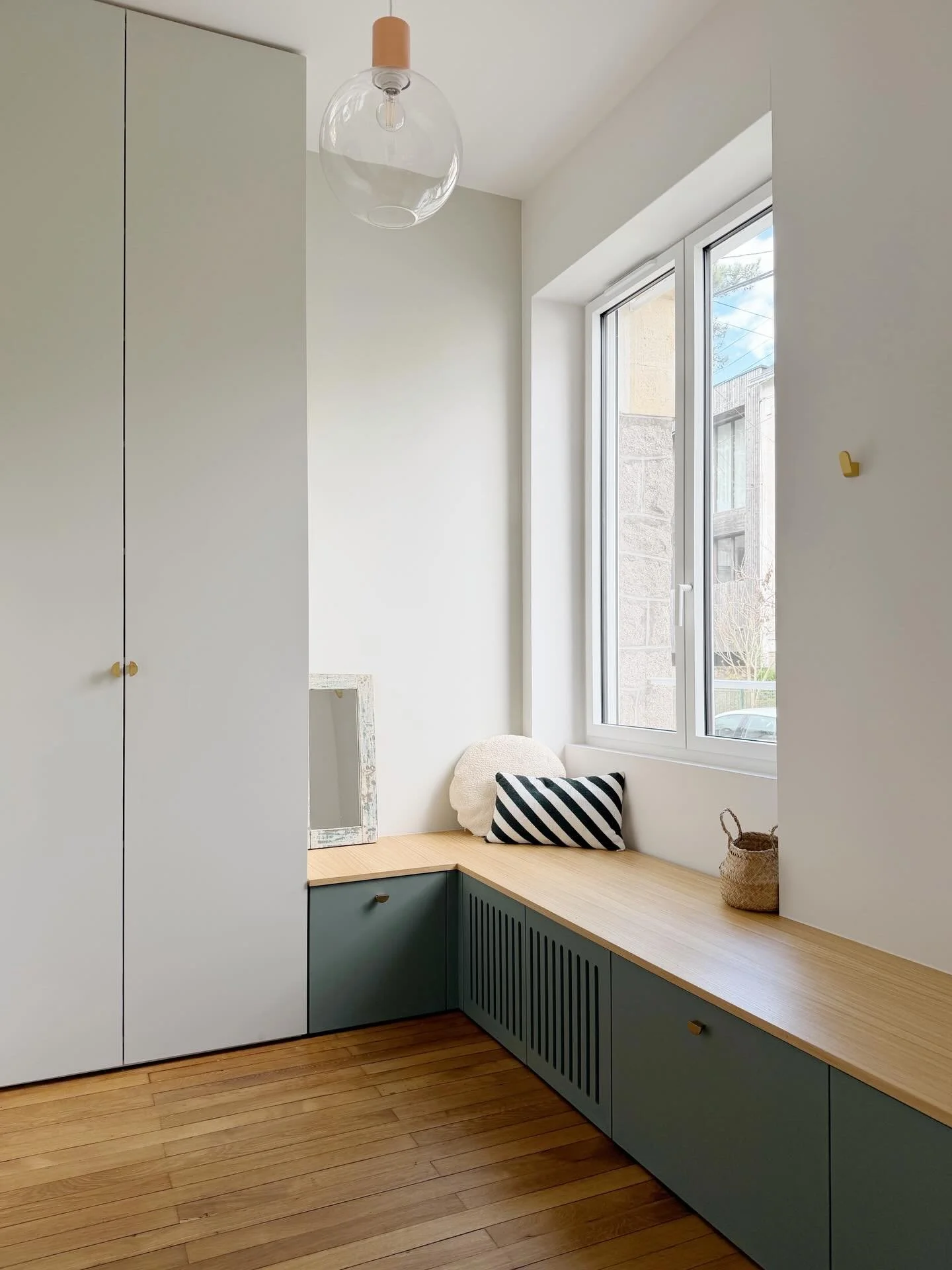 Projet Chapus &ndash; Le vestiaire 🌿

On continue la visite du projet Chapus avec ce vestiaire, dans lequel des toilettes ont &eacute;t&eacute; int&eacute;gr&eacute;es en toute discr&eacute;tion.

J&rsquo;y ai dessin&eacute; de grands placards de ra