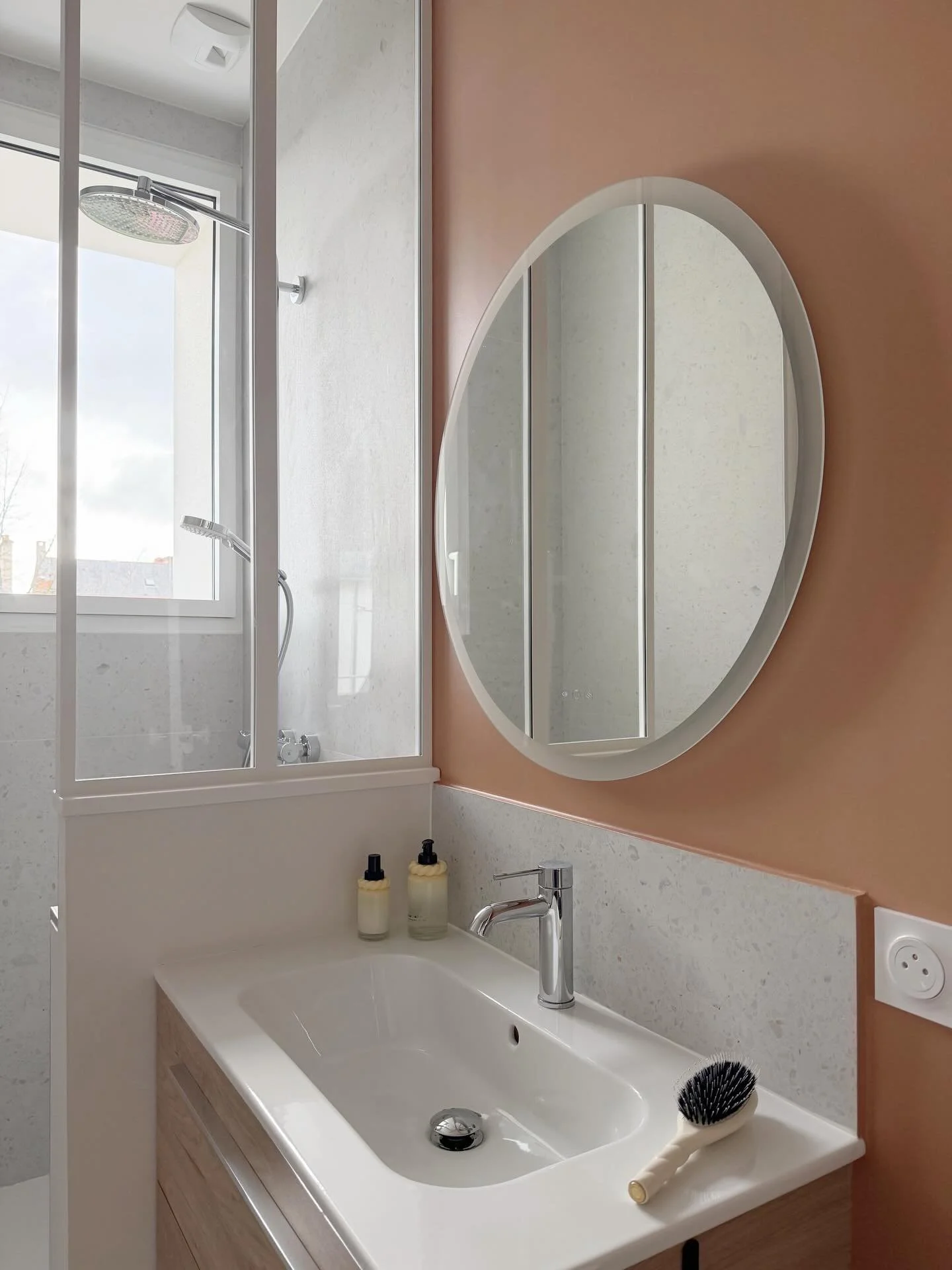 Projet Chapus &ndash; La petite salle d&rsquo;eau ✨

Une petite salle d&rsquo;eau pens&eacute;e comme un cocon chaleureux, o&ugrave; les tons rose terracotta viennent envelopper l&rsquo;espace.

Malgr&eacute; sa surface r&eacute;duite, chaque d&eacut