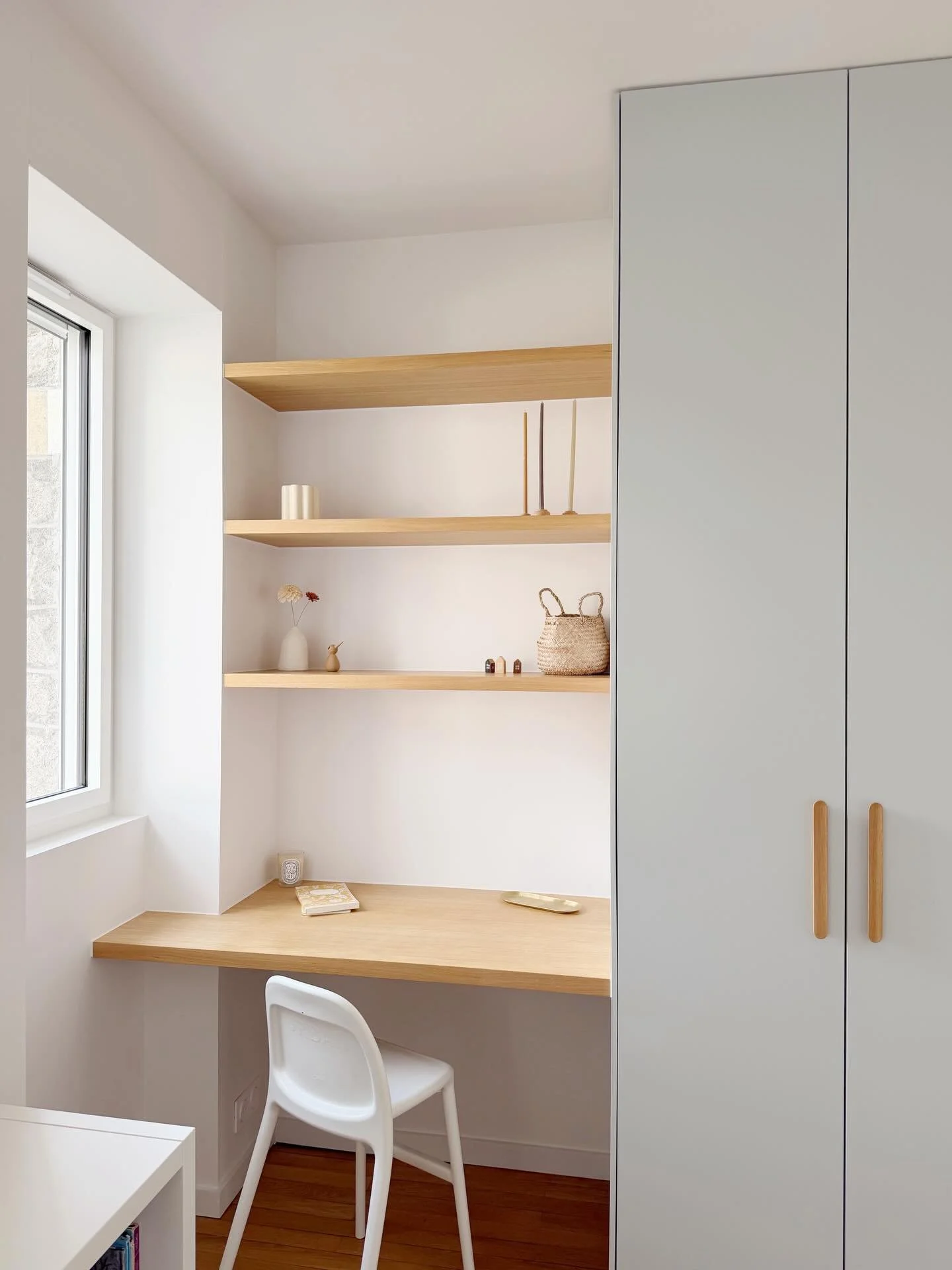 Projet Chapus &ndash; Les chambres ✨

On continue la visite du projet avec les chambres.
Focus sur les agencements sur mesure con&ccedil;us par @26_juin_studio et r&eacute;alis&eacute;s par @edbois85.

R&eacute;f&eacute;rences peintures : La Jouvence