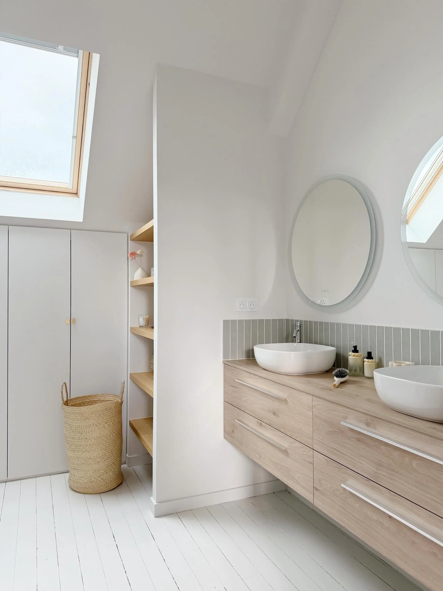 Projet Chapus &ndash; La salle de bain parentale ✨

On termine la visite du projet avec la salle de bain parentale, am&eacute;nag&eacute;e sous combles, avec des agencements sur mesure pens&eacute;s pour exploiter chaque espace.

Une belle collaborat