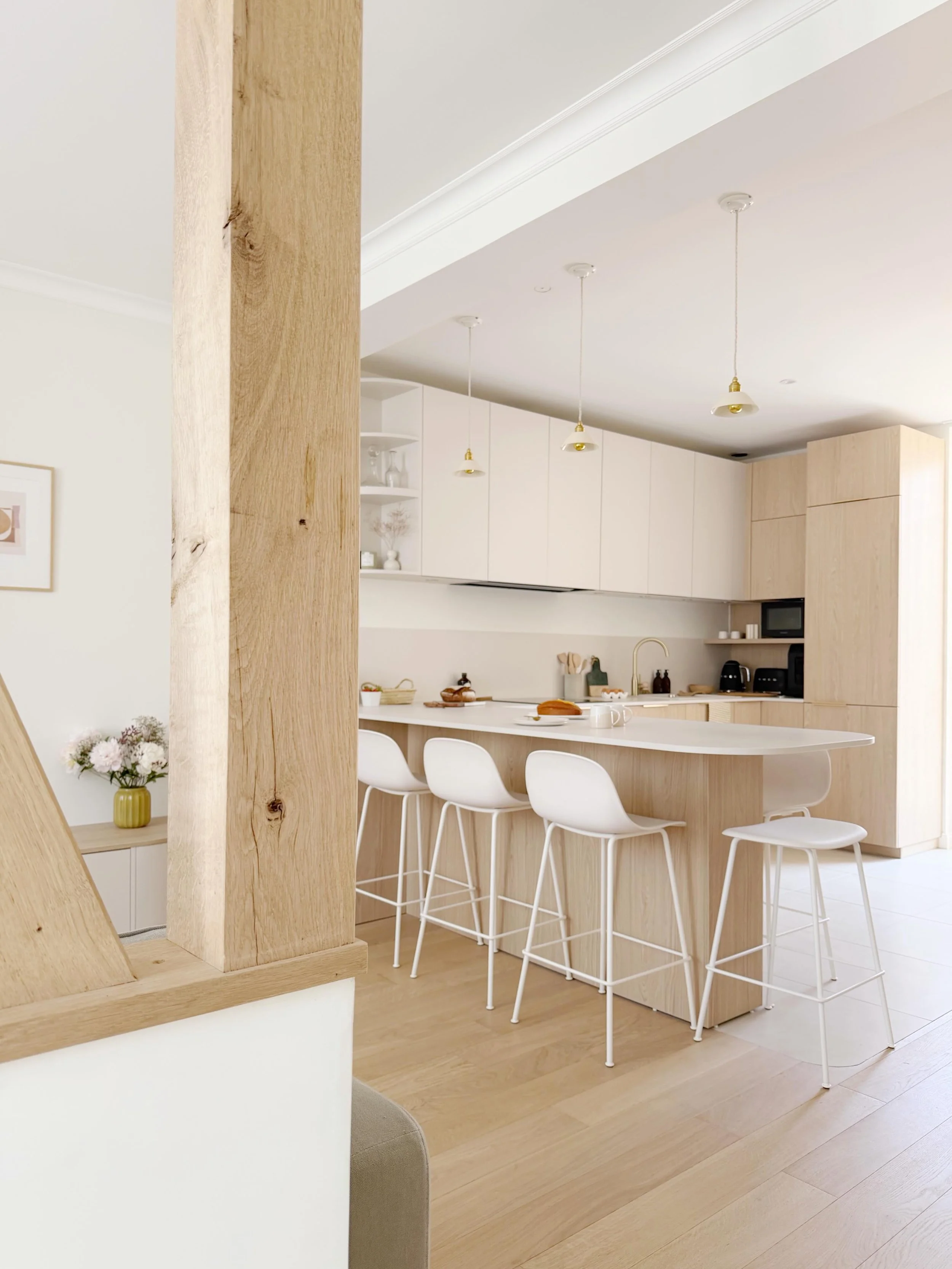 PROJET DEAUVILLE

Je suis ravie de vous pr&eacute;senter un de mes derniers projets : la r&eacute;novation compl&egrave;te d&rsquo;une charmante maison de ville nich&eacute;e au c&oelig;ur de Deauville ! ✨

L&rsquo;objectif ? Cr&eacute;er un cocon lu
