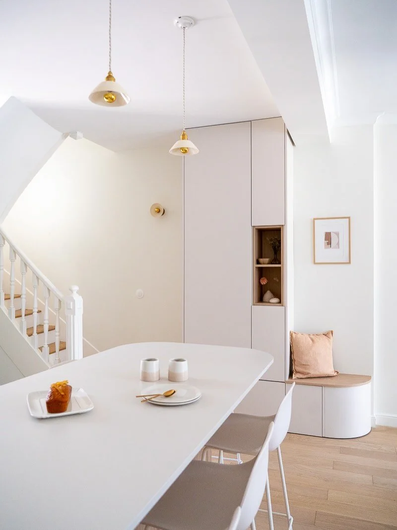 PROJET DEAUVILLE - Zoom ✨

Ces petits d&eacute;tails qui font toute la diff&eacute;rence :

✨ Des luminaires raffin&eacute;s
✨ Une harmonie de couleurs entre la vaisselle, les textiles et la d&eacute;coration murale
✨ Un mobilier d&eacute;licat

Pour