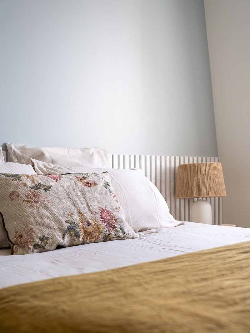 PROJET DEAUVILLE : la chambre d&rsquo;amis ☀️

Une petite chambre pour accueillir la famille ou les amis.

Peinture : nuance Le Rivage @ressource_peintures 
Linge de lit : @haomy_officiel et @maisondevacances 
Poign&eacute;es de meubles : @laquincail