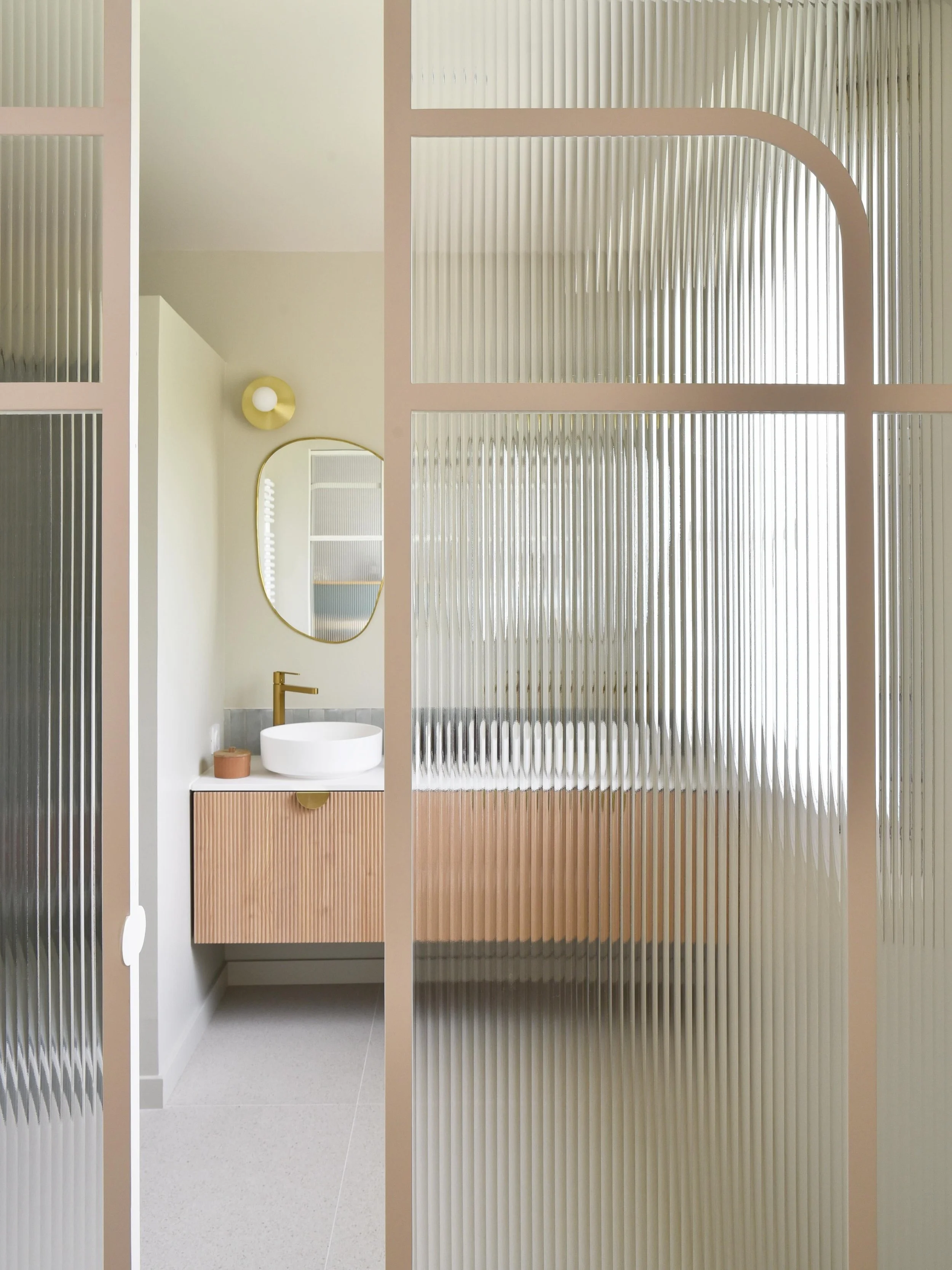 PROJET VILLENEUVE &ndash; La salle de bain parentale ✨

Pour ce projet, le cloisonnement du premier &eacute;tage a &eacute;t&eacute; partiellement repens&eacute; afin de cr&eacute;er une v&eacute;ritable suite parentale. La salle de bain a ainsi &eac