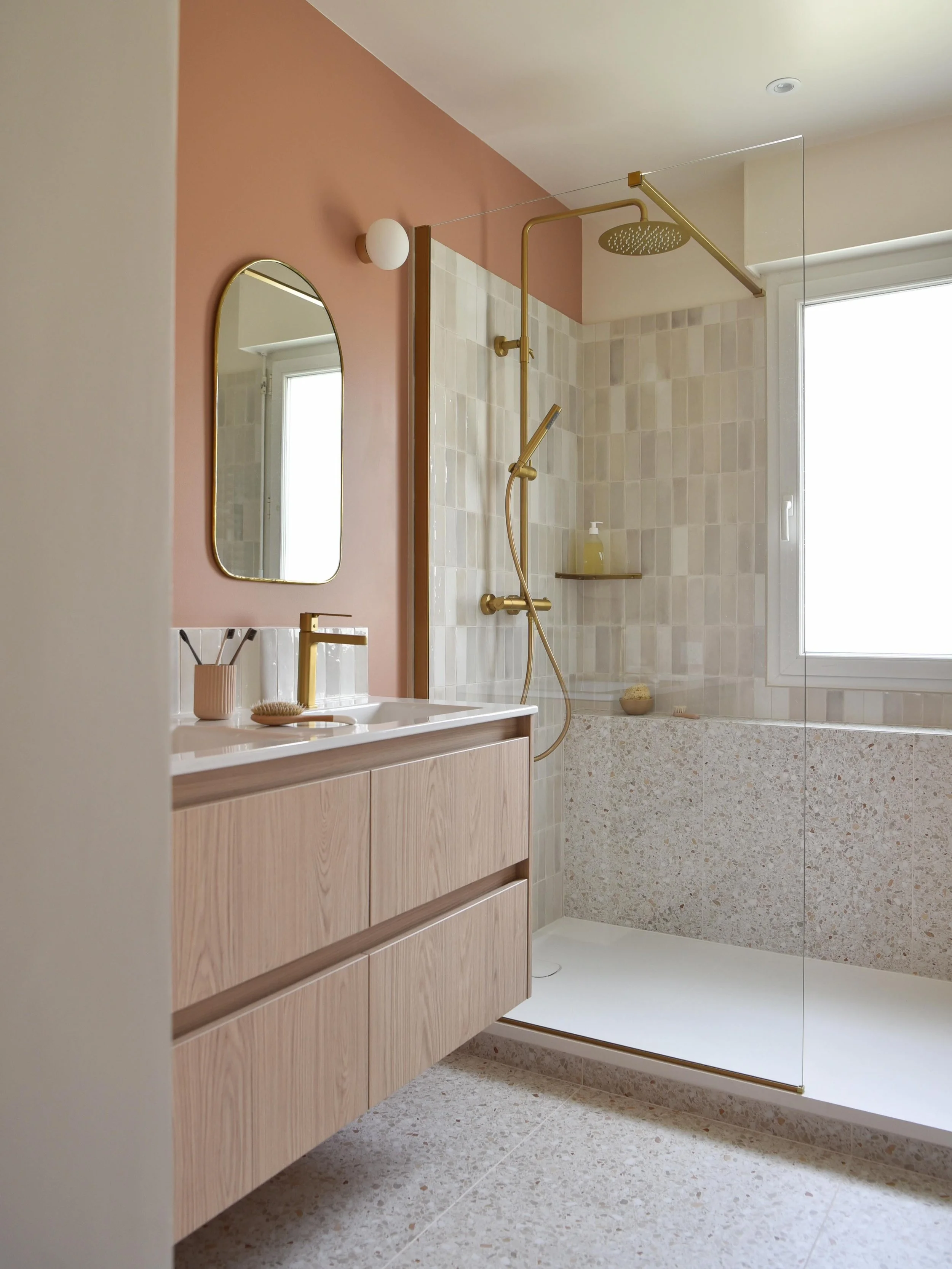 PROJET VILLENEUVE &ndash; La salle de bain des enfants ✨

Le cloisonnement du premier &eacute;tage a &eacute;t&eacute; partiellement repens&eacute; afin de cr&eacute;er une nouvelle salle de bain pour les enfants b&eacute;n&eacute;ficiant d&rsquo;une