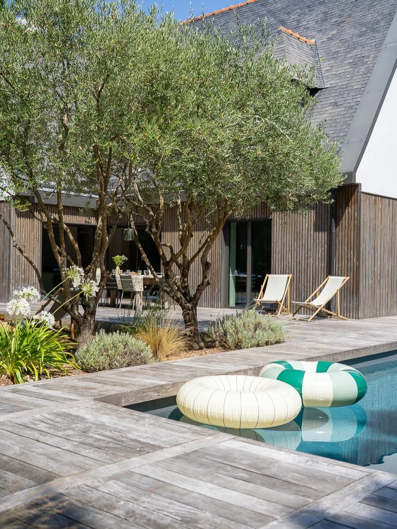 Vacances ! ☀️

Notre petit havre de paix, que nous allons laisser &agrave; des locataires pour la premi&egrave;re fois 😌

Une r&eacute;novation ext&eacute;rieure r&eacute;alis&eacute;e par @pom.architectes. Le brief ? Faire dispara&icirc;tre l&rsquo