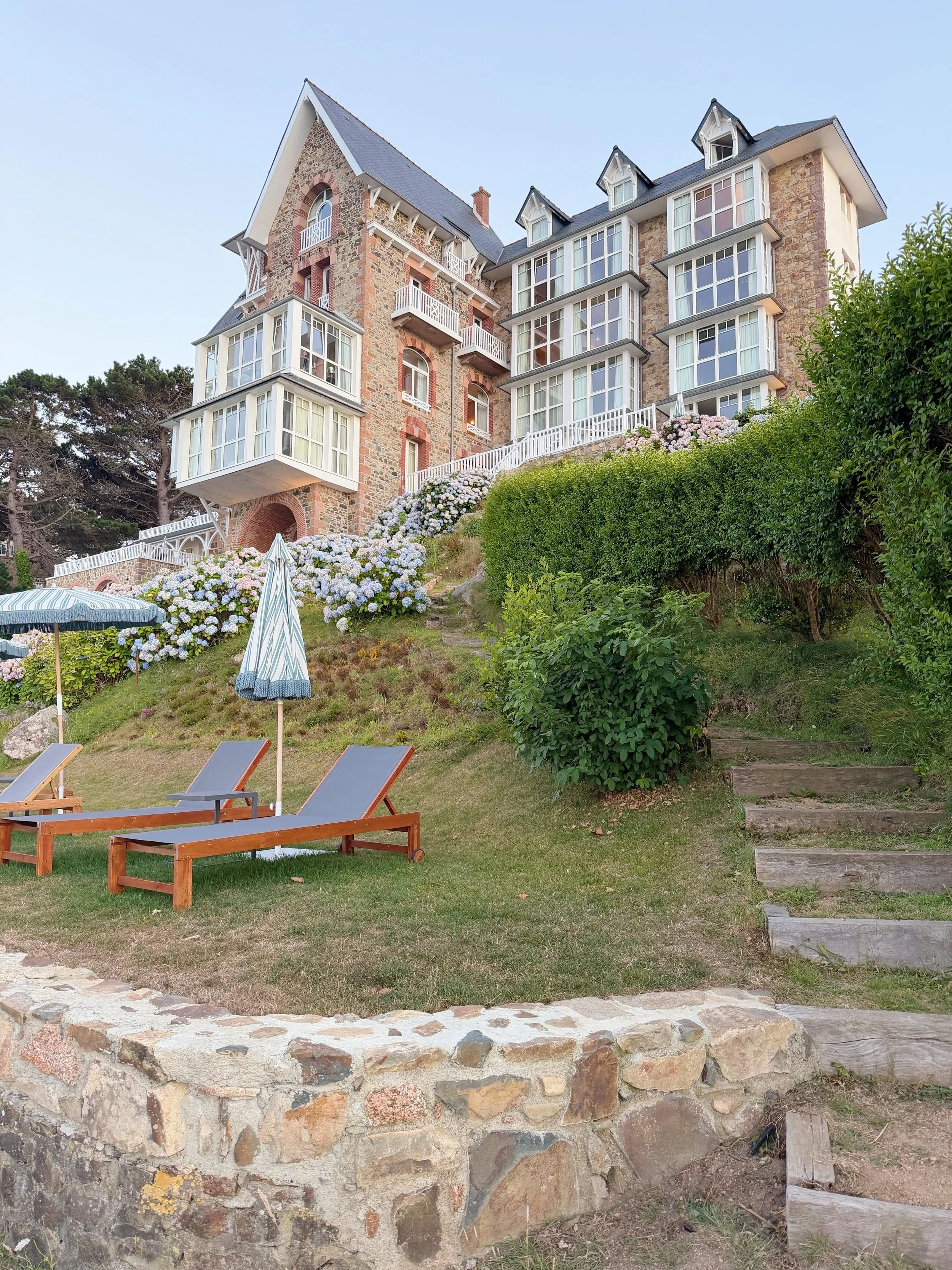 Vacances ✨

Nous adaptons souvent nos itin&eacute;raires de vacances en fonction des h&ocirc;tels que nous avons rep&eacute;r&eacute;s. C&rsquo;est notre petit plaisir : s&rsquo;offrir, le temps de quelques jours, une parenth&egrave;se hors du temps.