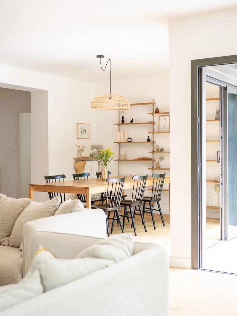 Margue ✨

Quelques photos de la pi&egrave;ce de vie.

Pour cette deuxi&egrave;me phase de r&eacute;novation, r&eacute;alis&eacute;e en collaboration avec @pom.architectes, le brief initial consistait &agrave; isoler la maison par l&rsquo;ext&eacute;r