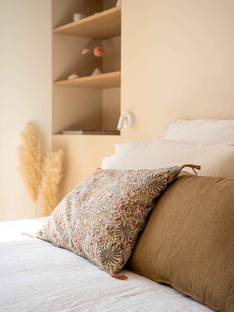 La chambre parentale du projet Deauville ✨

Ici, rien n&rsquo;est spectaculaire. Et c&rsquo;est pr&eacute;cis&eacute;ment ce qui fait le charme de cette pi&egrave;ce.

Des tonalit&eacute;s douces, quelques mati&egrave;res choisies avec soin et une pa