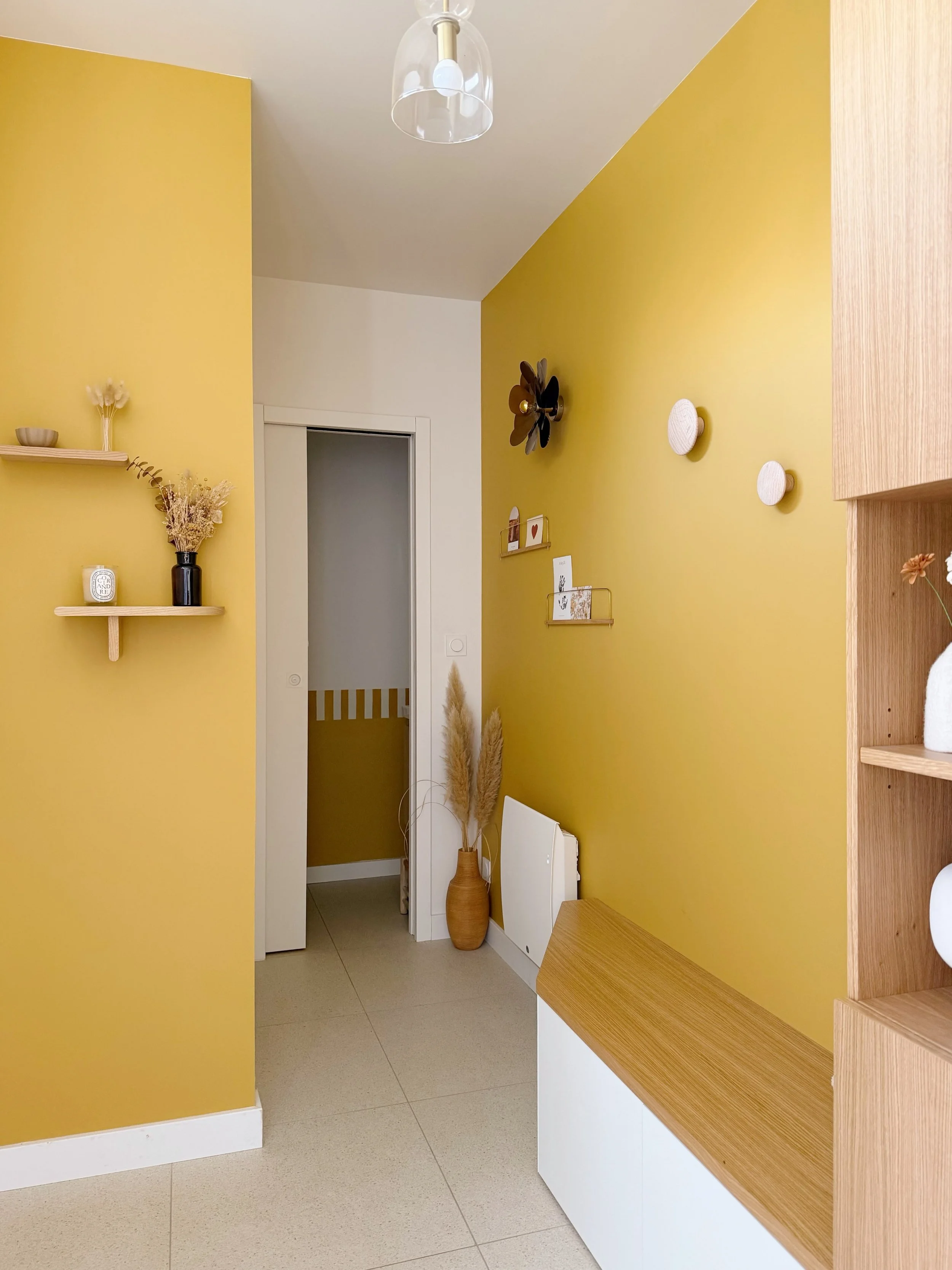 Projet Bonamy - L&rsquo;entr&eacute;e ☀️

Un peu de soleil avec ce temps 🌧️🌪️

&bull; Peinture : r&eacute;f. L&rsquo;Orf&egrave;vre @ressource_peintures 
&bull; Frise ray&eacute;e : @bilboquetdeco 
&bull; &Eacute;tag&egrave;re et porte photos : @gl