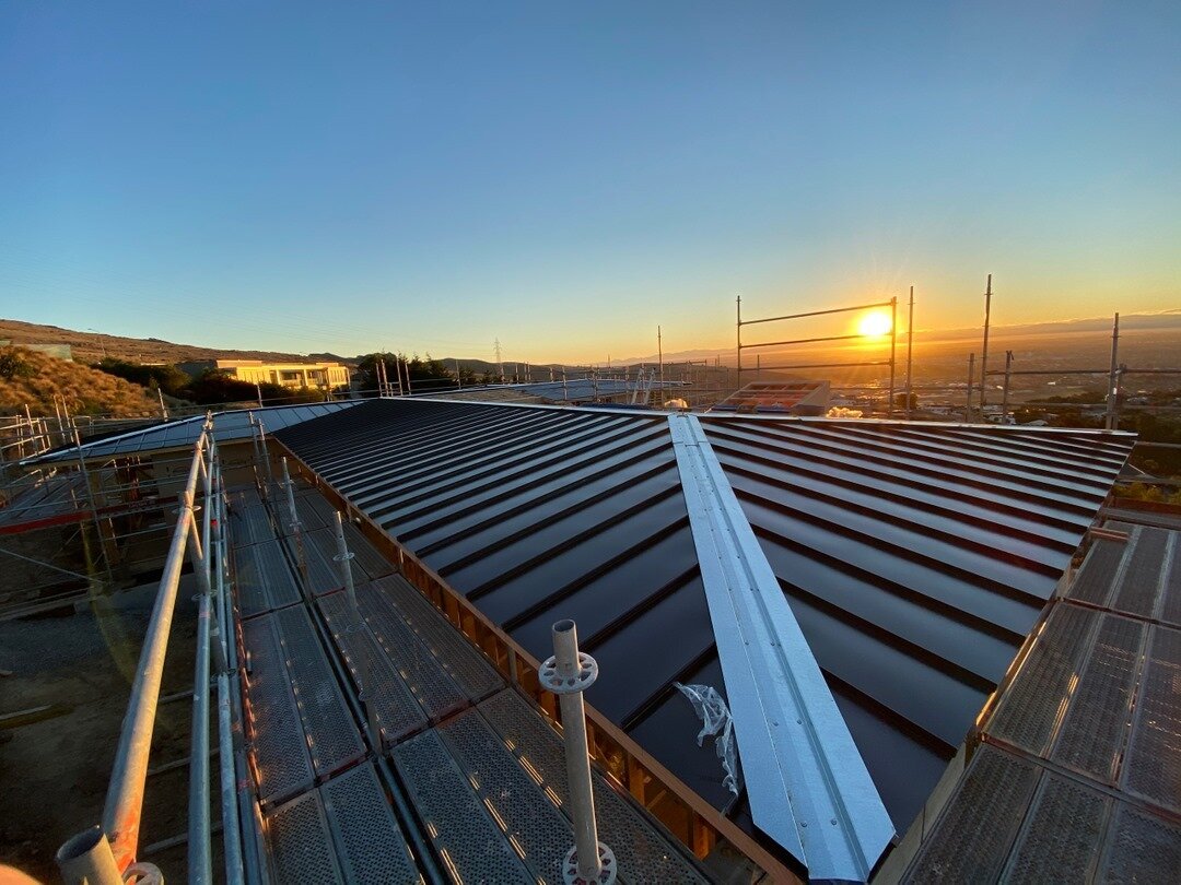 Seeing in the end of the day overlooking a new roof on site.  Great progress happening up at our Mt Pleasant build. Can&rsquo;t wait to get into the finishing details of this stunner⠀⠀⠀⠀⠀⠀⠀⠀⠀
.⠀⠀⠀⠀⠀⠀⠀⠀⠀
.⠀⠀⠀⠀⠀⠀⠀⠀⠀
.⠀⠀⠀⠀⠀⠀⠀⠀⠀
⠀⠀⠀⠀⠀⠀⠀⠀⠀
 #hillviewconst