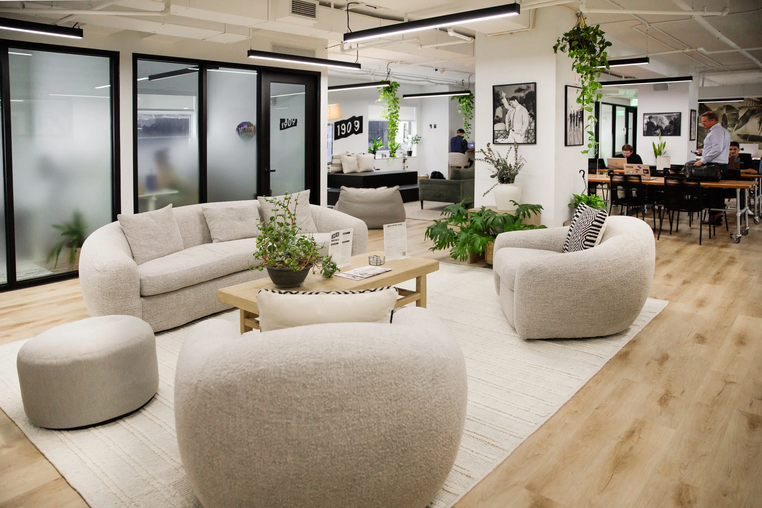 1909, communal sitting area, chairs, lobby