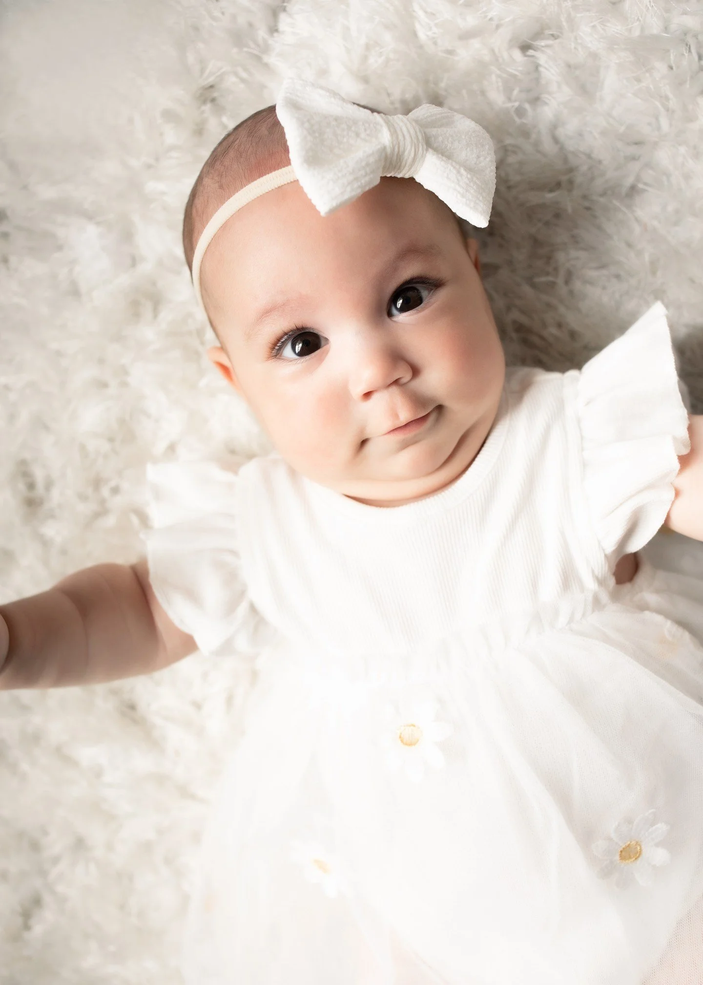 Too cute to handle with those big bright eyes!

-
#cutebaby #babygirl #babywithbow #milestonesession #vancouverbabyphotographer #babysessionathome