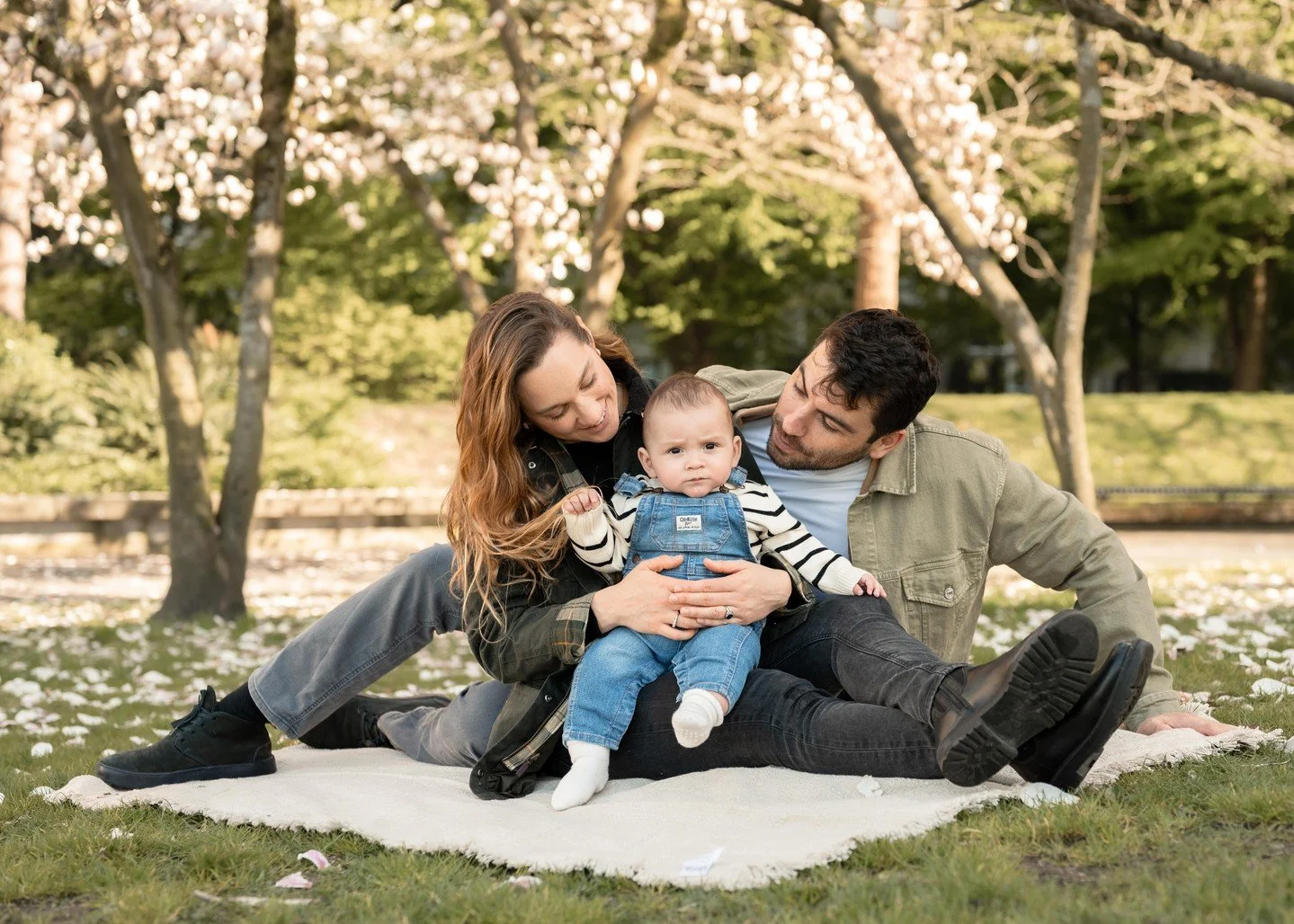 Blooming into a family of three 🌸🤍. Have you booked your Spring session yet?

-
#almostspring #outdoorfamilyphotos #vancouverfamilyphotographer #milestonebaby #babysession