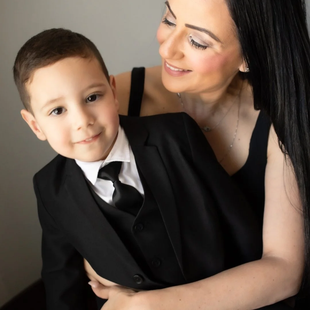 Mommy and me with this cutie. Looking to update your family photos? We&rsquo;d love to connect 📩 hello@vancouvernewborbphotographers.com

-
#vancouverfamilyphotographer #mommyandme #familysessionathome #annualfamilyphotos #vancouverfamily