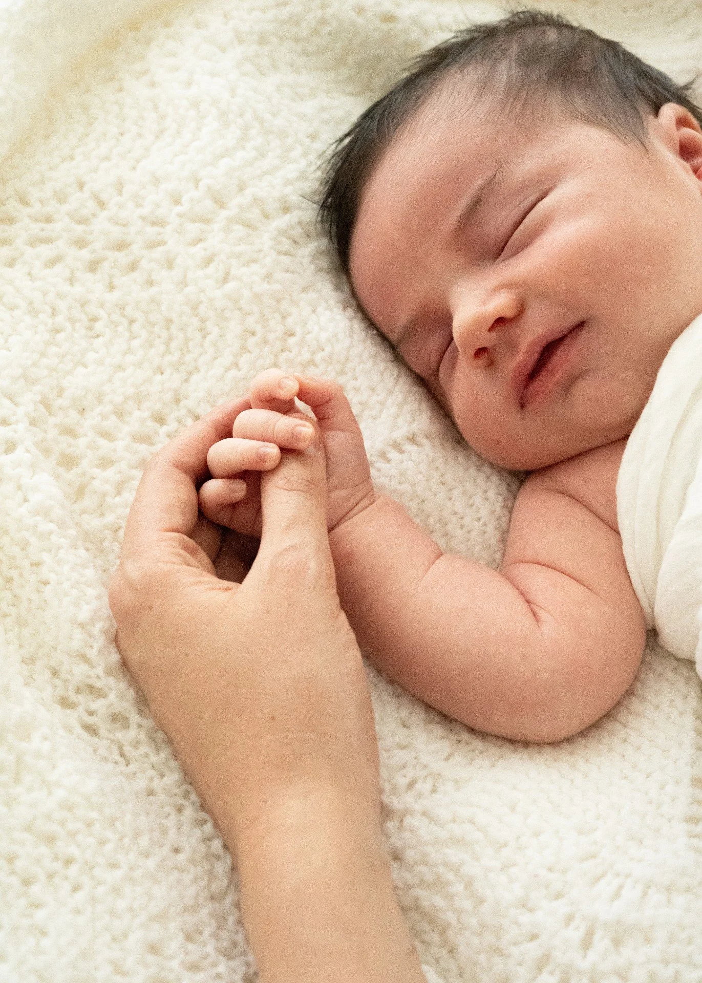 Tiny fingers wrapped around the hand that will guide them through life 🤍

-

#newborndetails #simplebabyphotos #inhomenewbornsession #tricitynewbornphotographer #burnabynewbornphotographer #portmoodynewbornphotographer #portcoquitlamnewbornphotograp