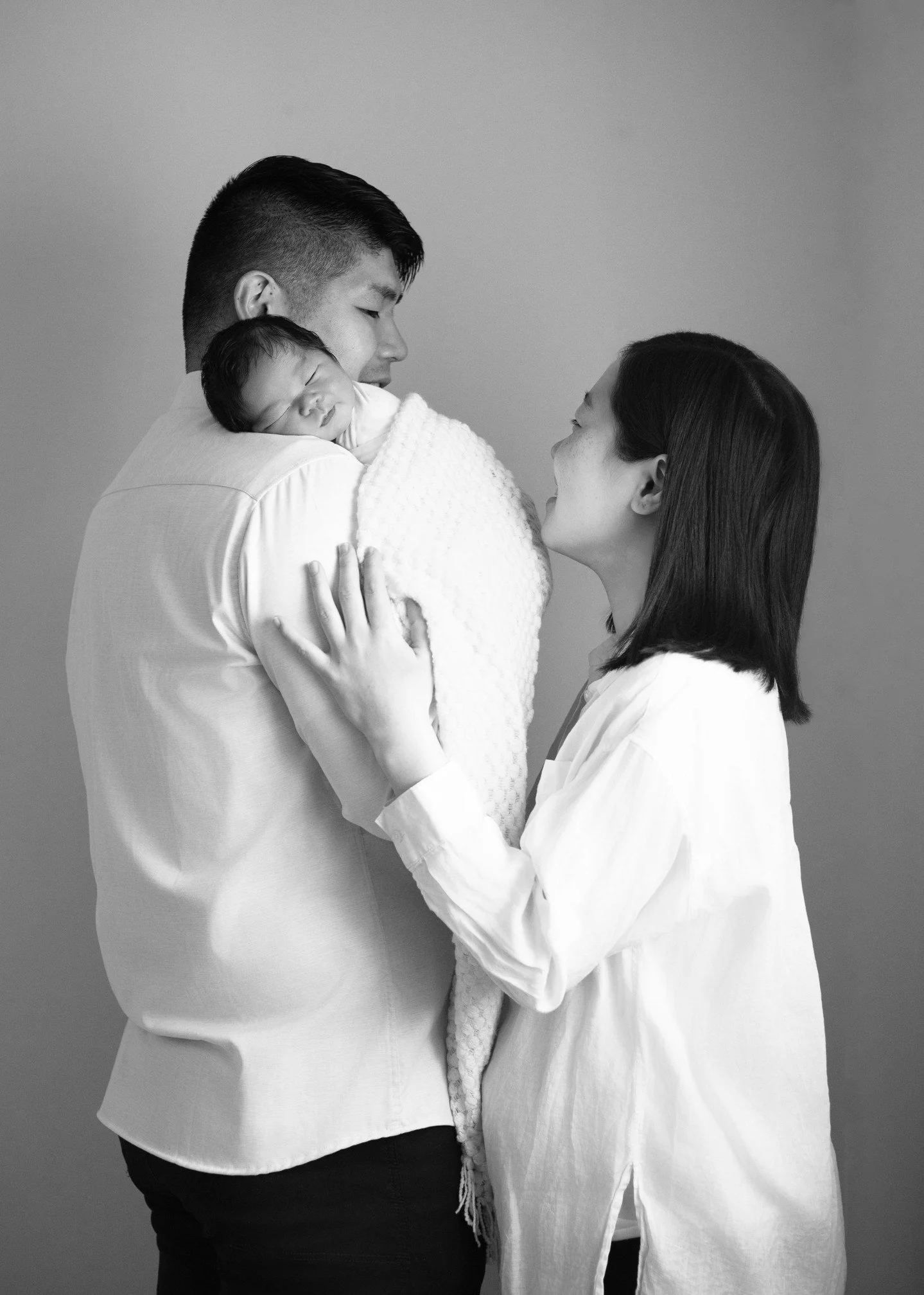 There&rsquo;s something so beautiful about the calm of these early newborn days 🤍

A sleepy baby on dad&rsquo;s shoulder, mom soaking it all in, and the kind of quiet love that makes these early days feel so unforgettable.

-

#blackandwhitenewbornp